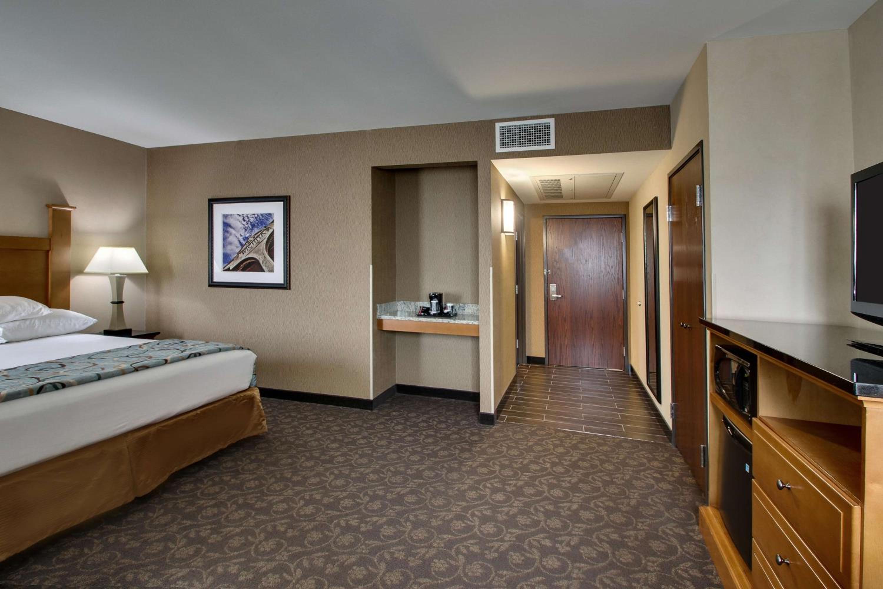 Deluxe King Room - Accessible, Roll-in Shower photo 2