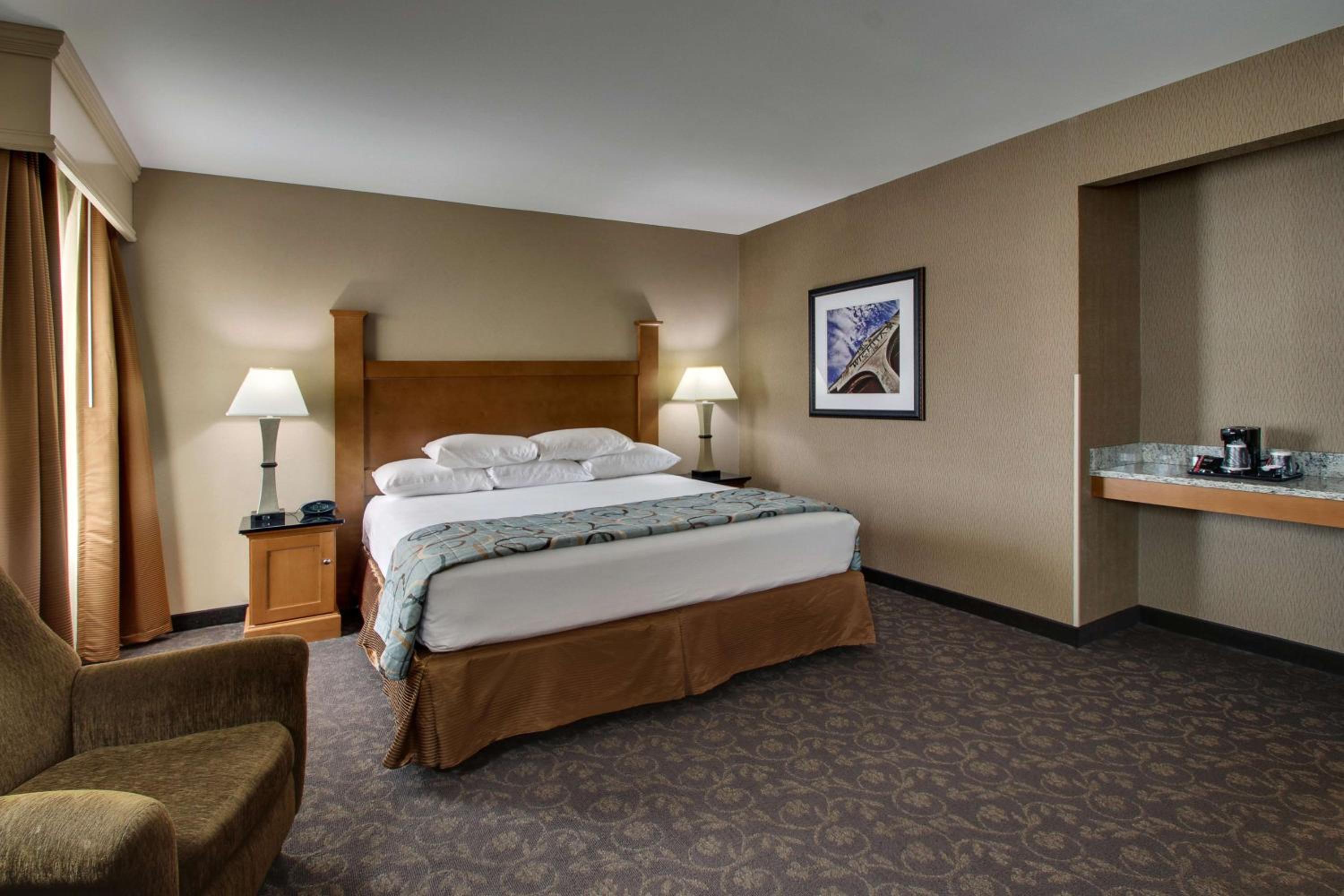 Deluxe King Room - Accessible, Roll-in Shower photo 3