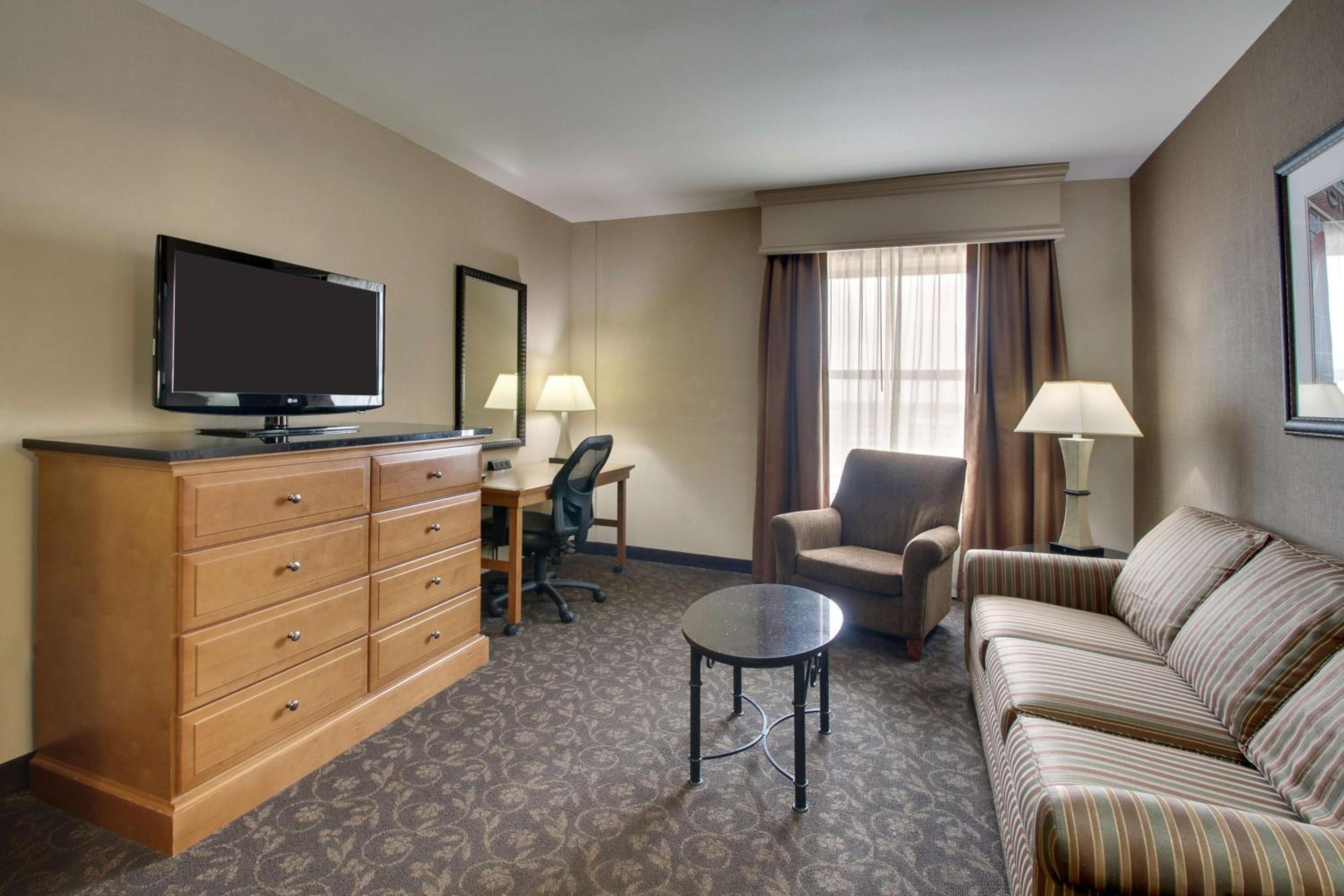 Queen Suite with Two Queen Beds with Sofa Bed photo 2