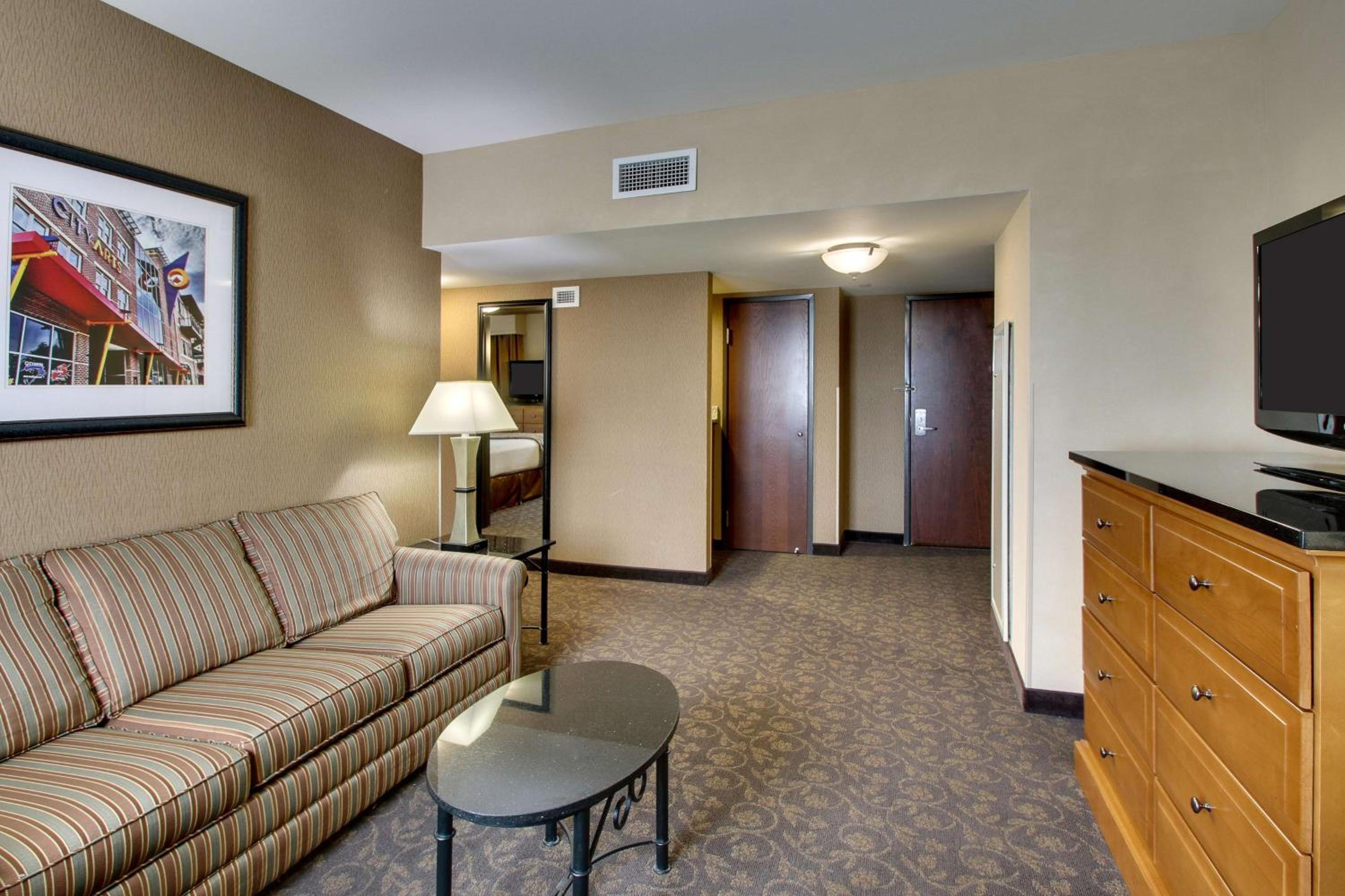 Queen Suite with Two Queen Beds with Sofa Bed photo 3