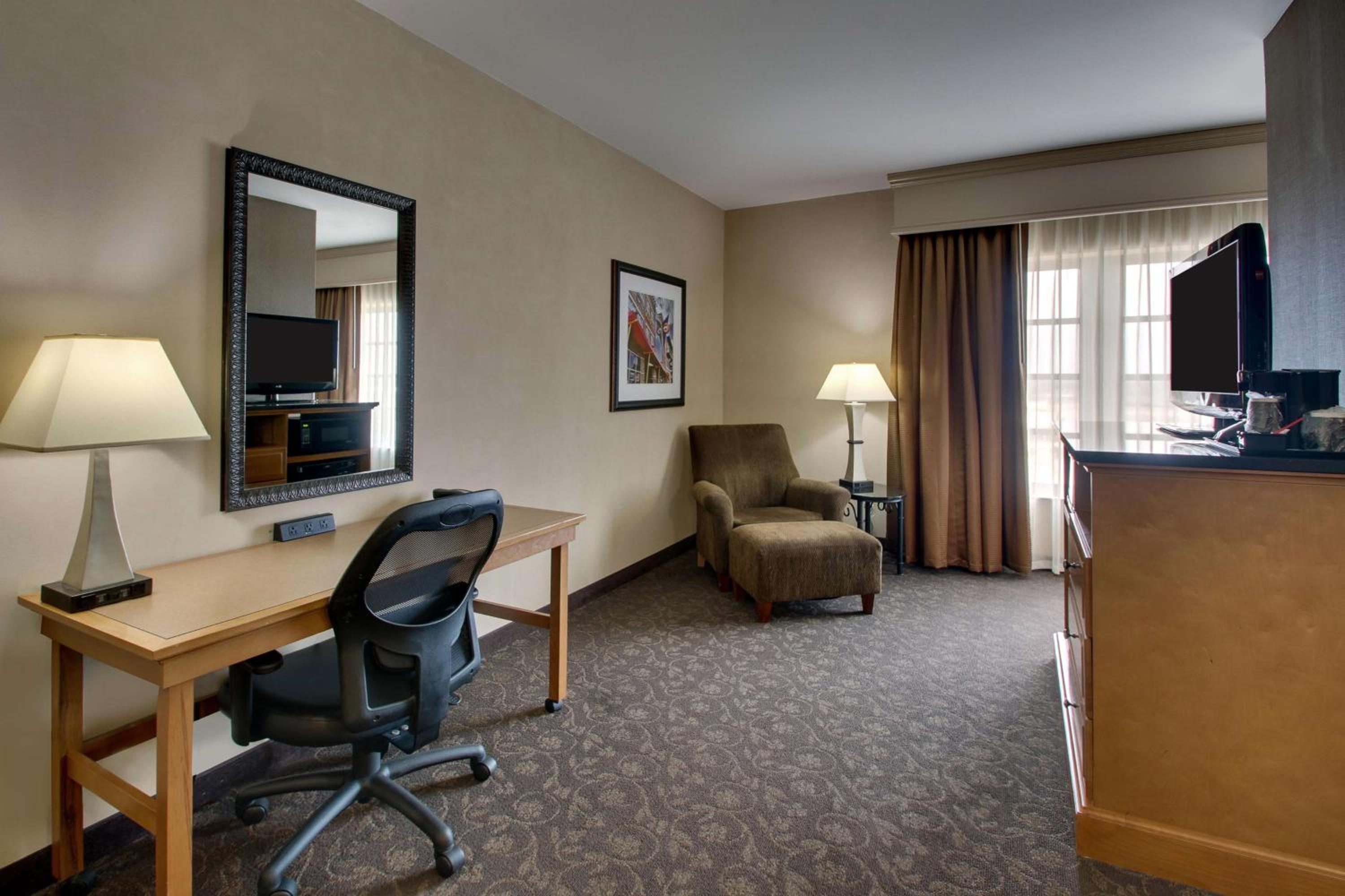 Superior Deluxe Queen Room with Two Queen Beds with view photo 2