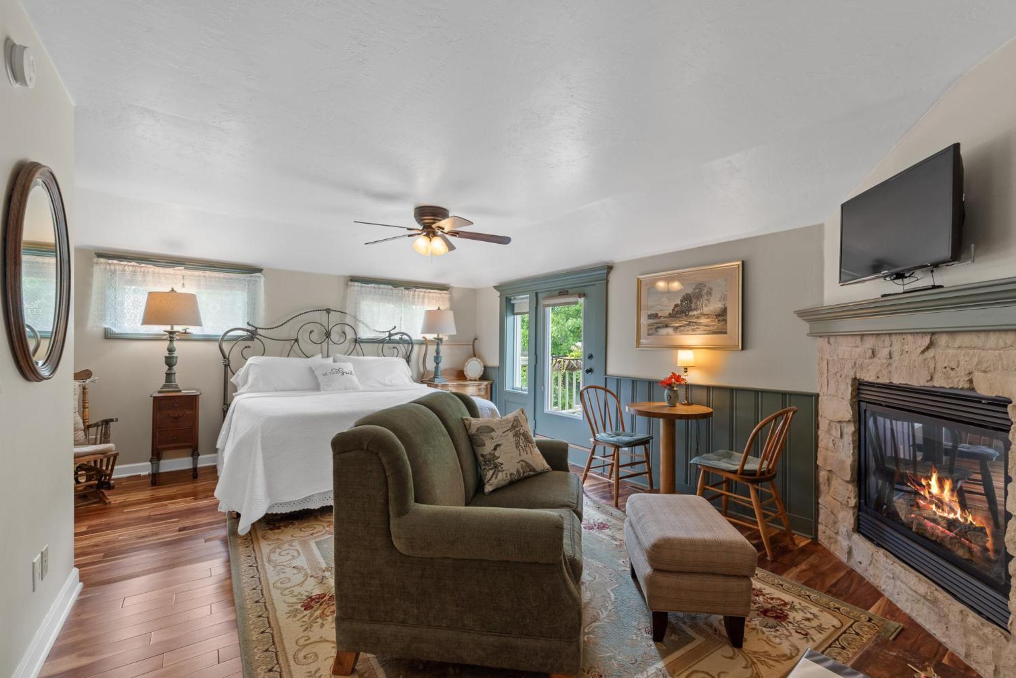 King Suite with Balcony photo 1