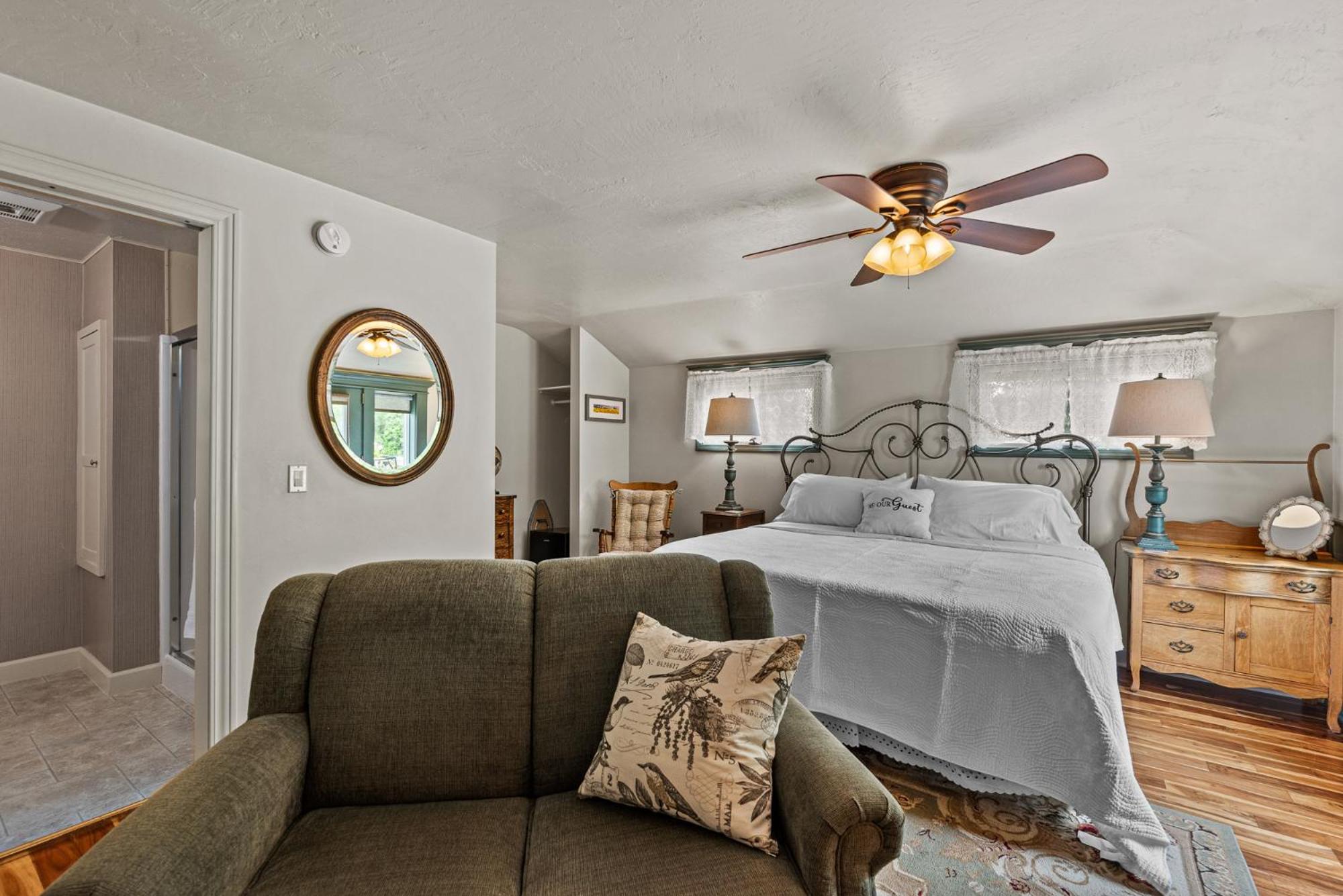 King Suite with Balcony photo 3