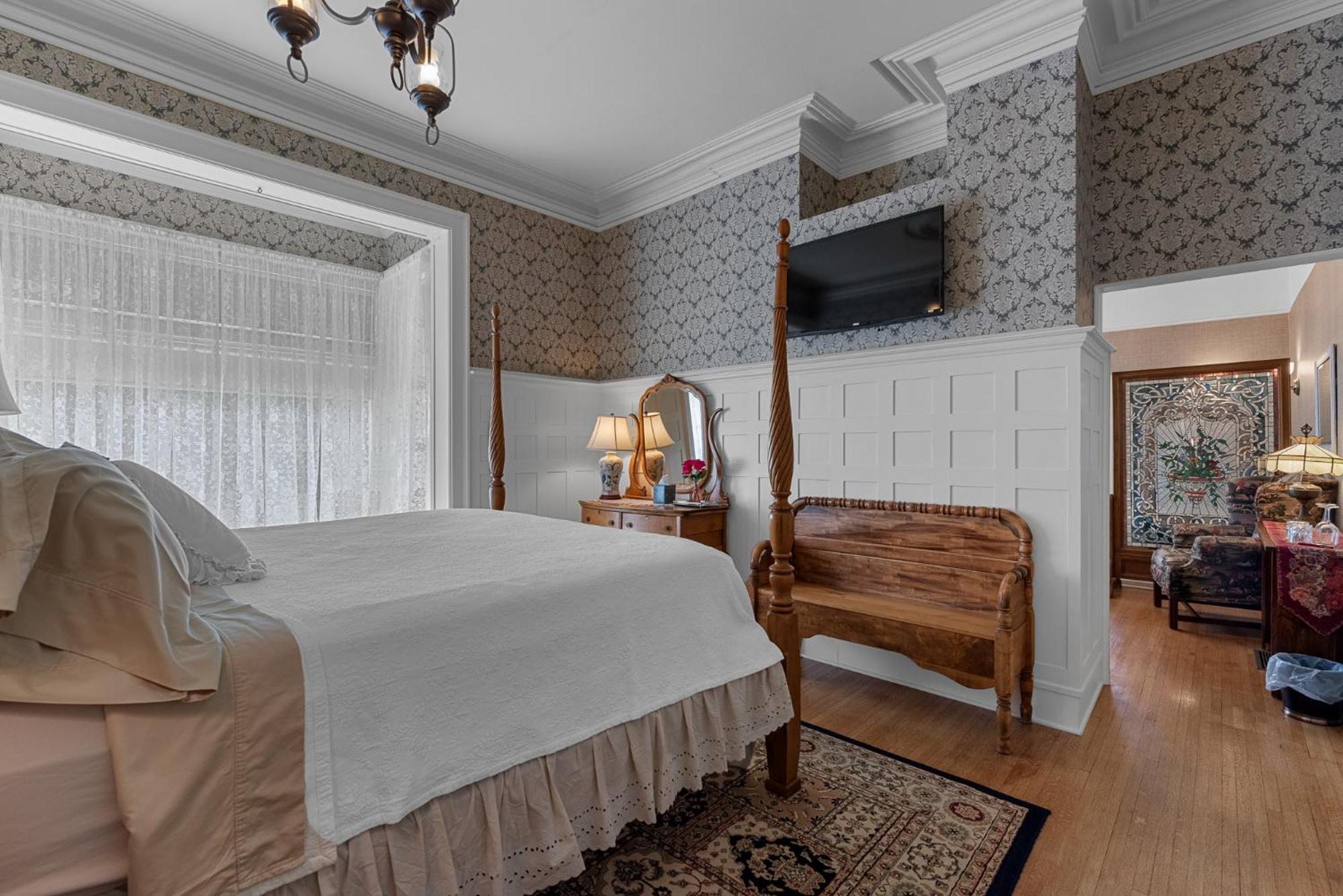 Deluxe King Suite photo 2