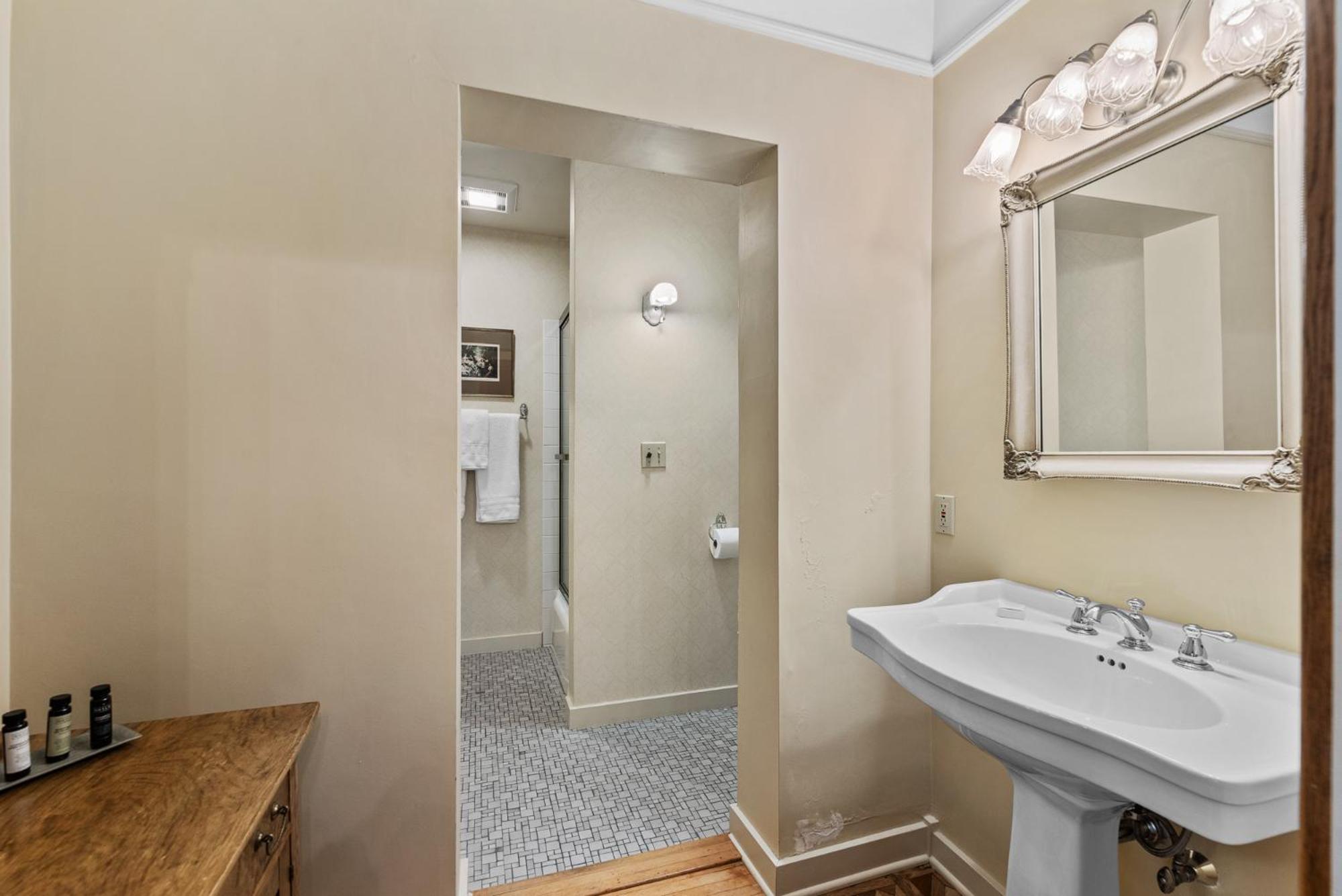 Deluxe Queen Suite photo 2