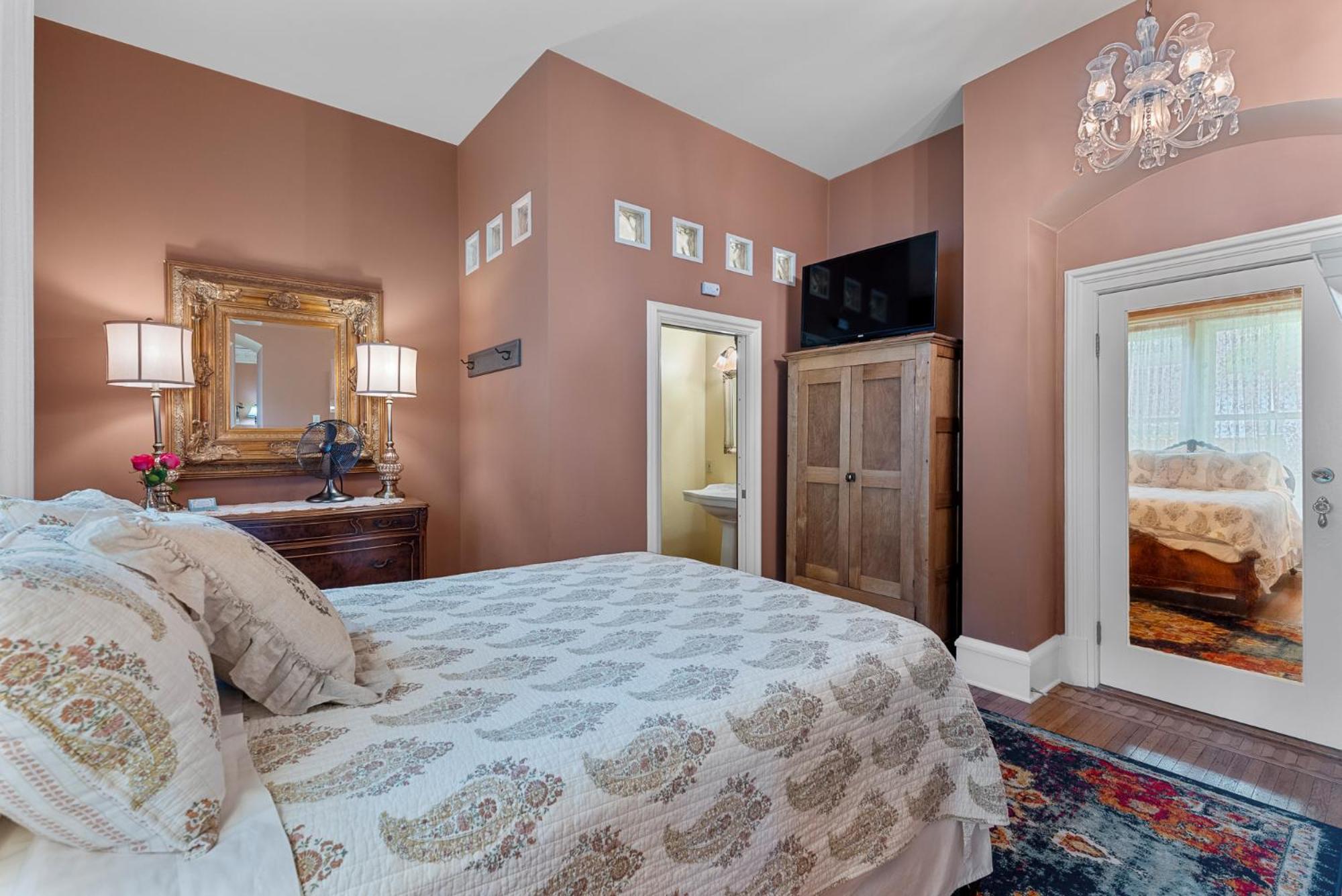 Deluxe Queen Suite photo 3