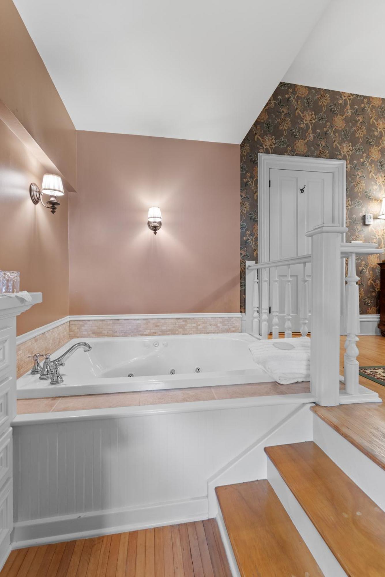 Deluxe Queen Suite photo 3
