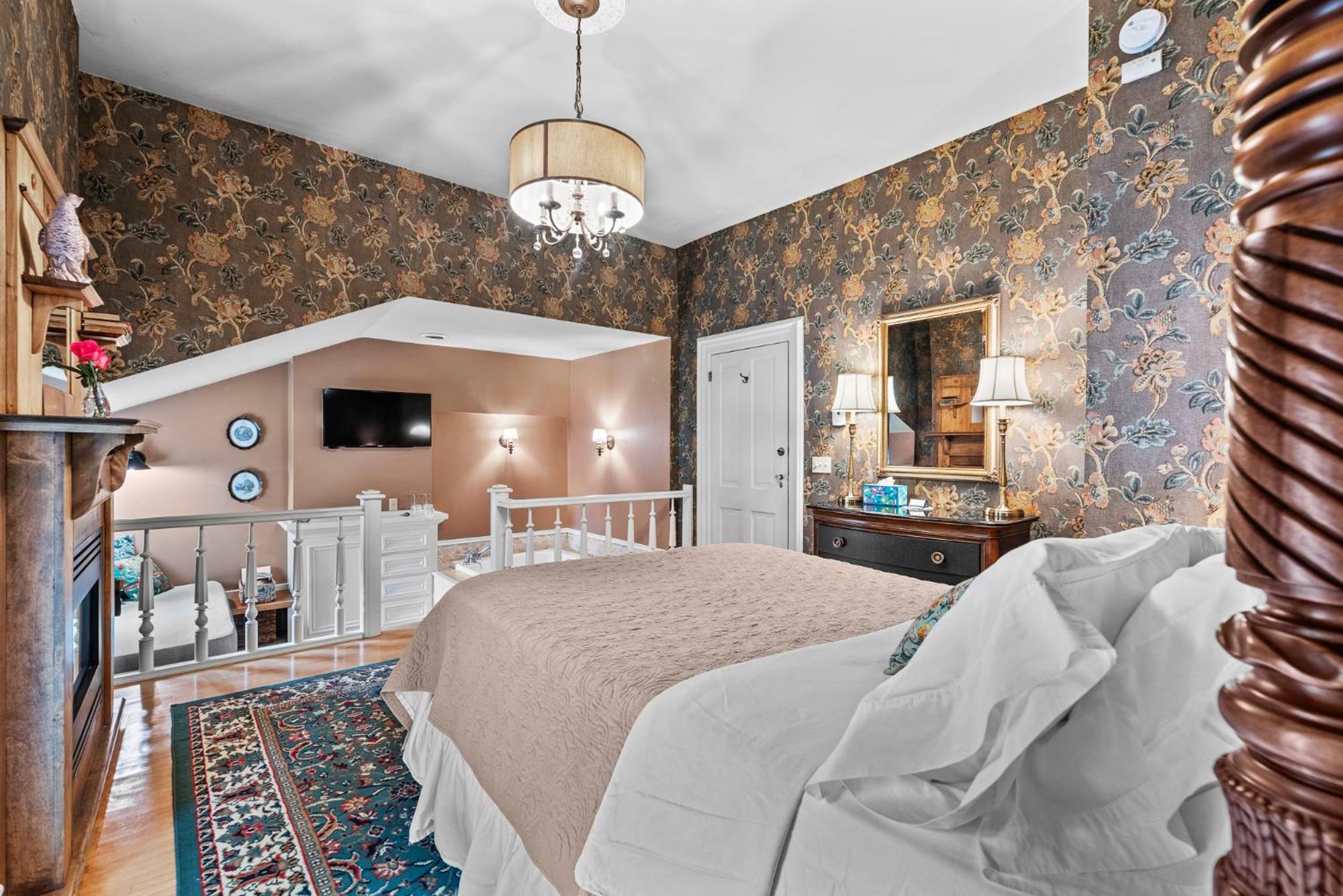 Deluxe Queen Suite photo 1