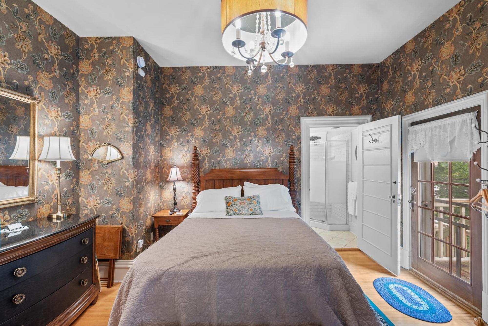 Deluxe Queen Suite photo 2