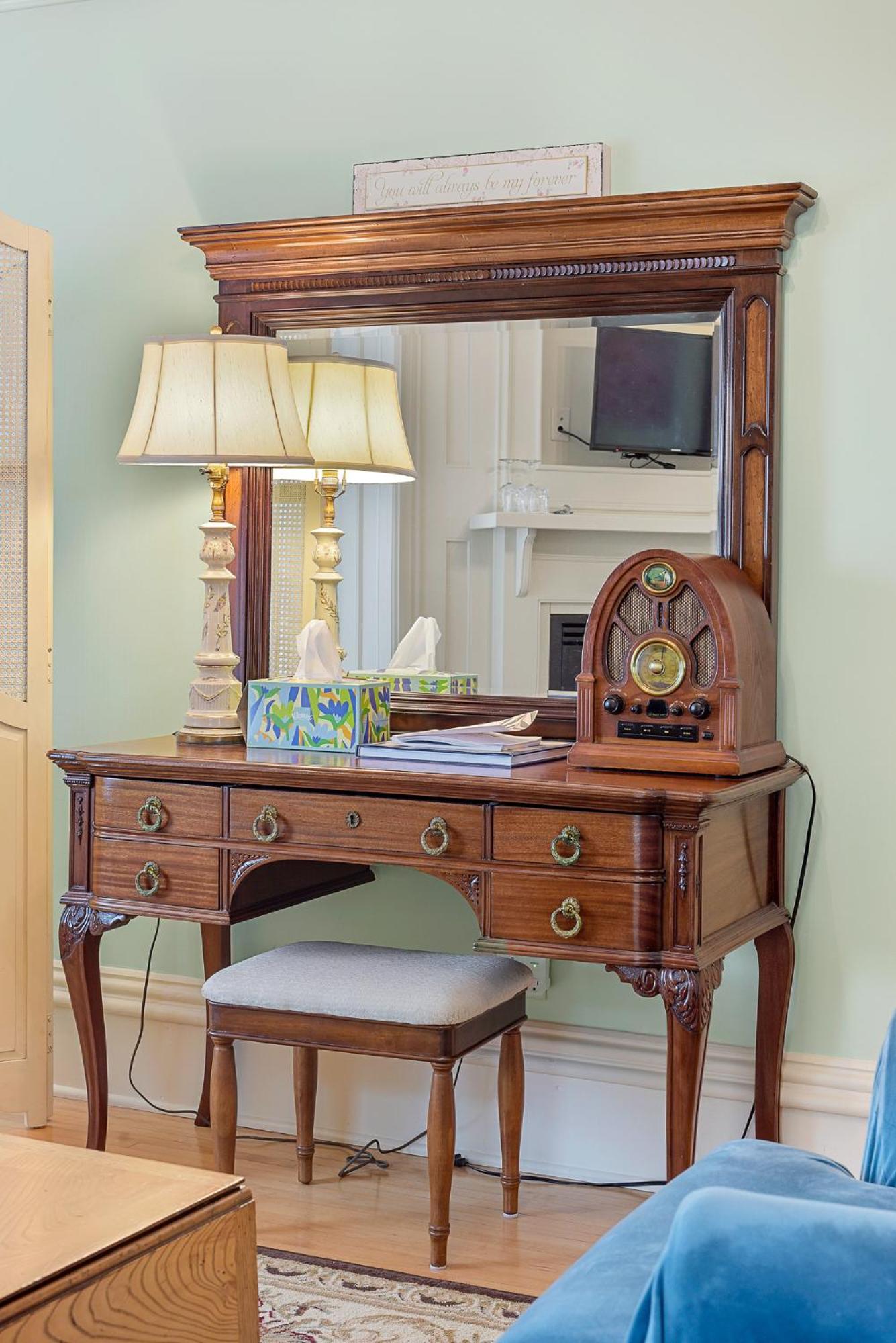 Deluxe Queen Suite photo 2