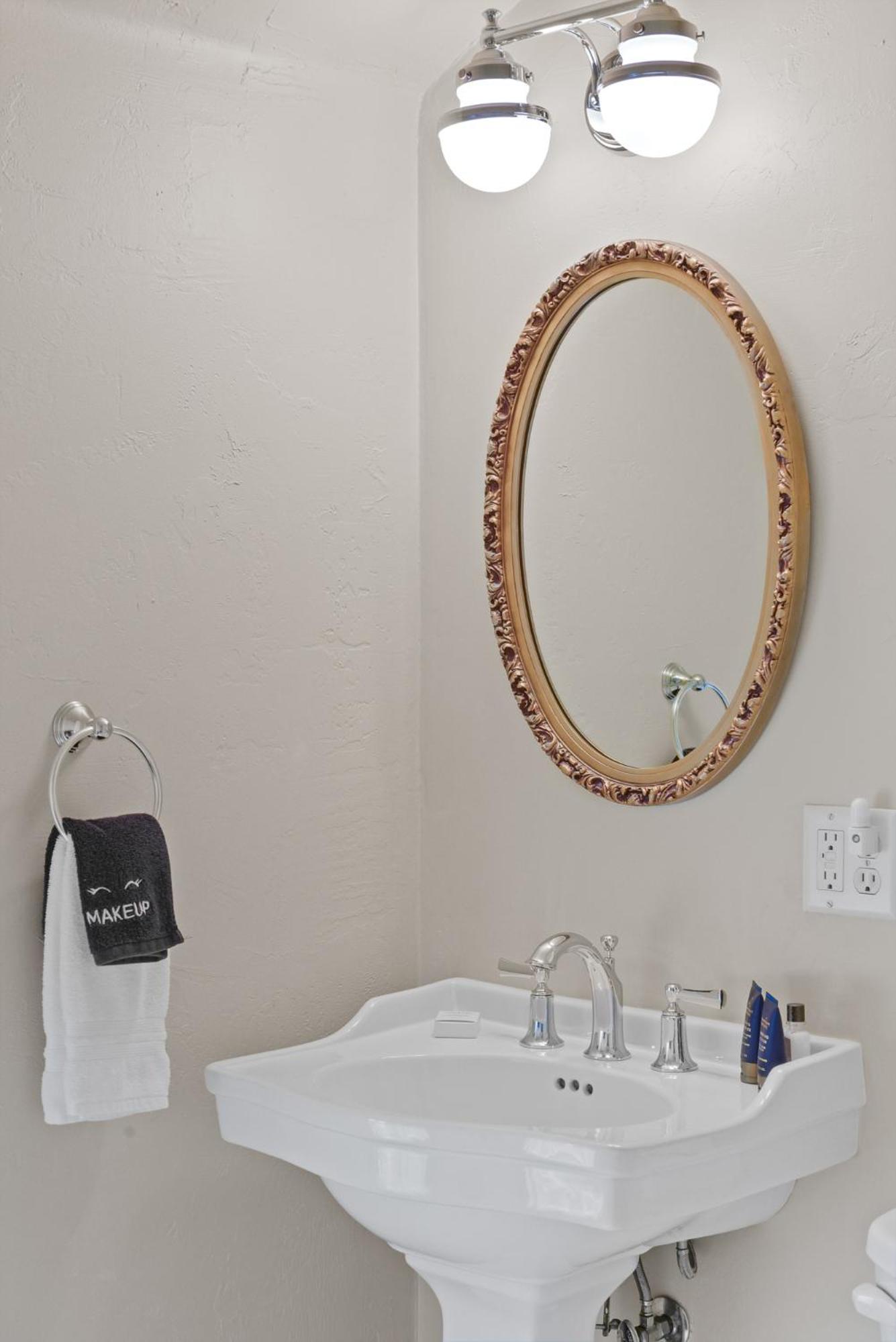 King Suite with Spa Bath photo 3