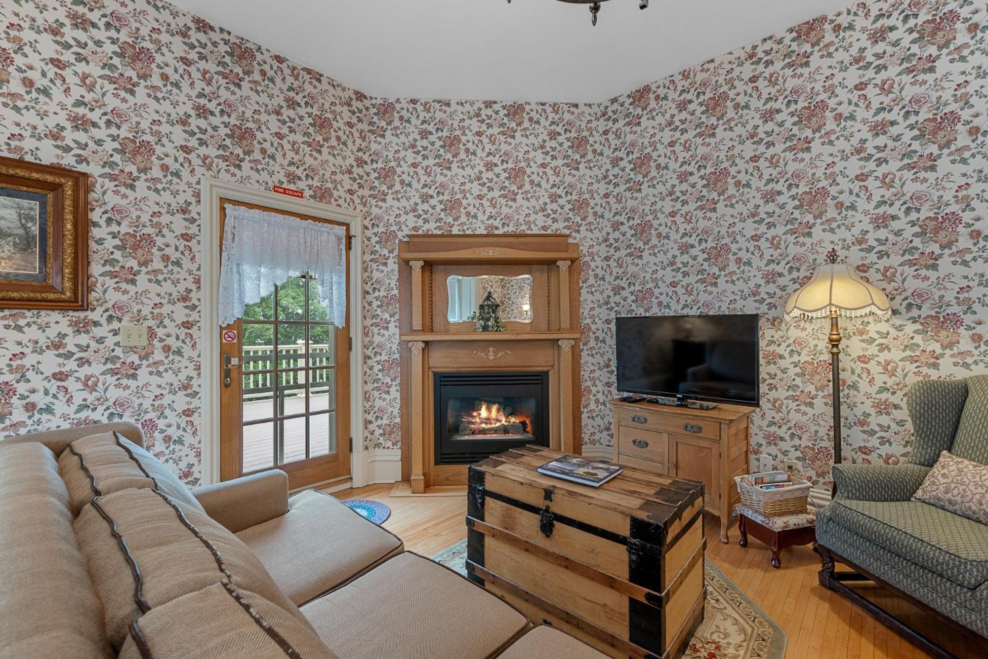 Deluxe King Suite photo 2