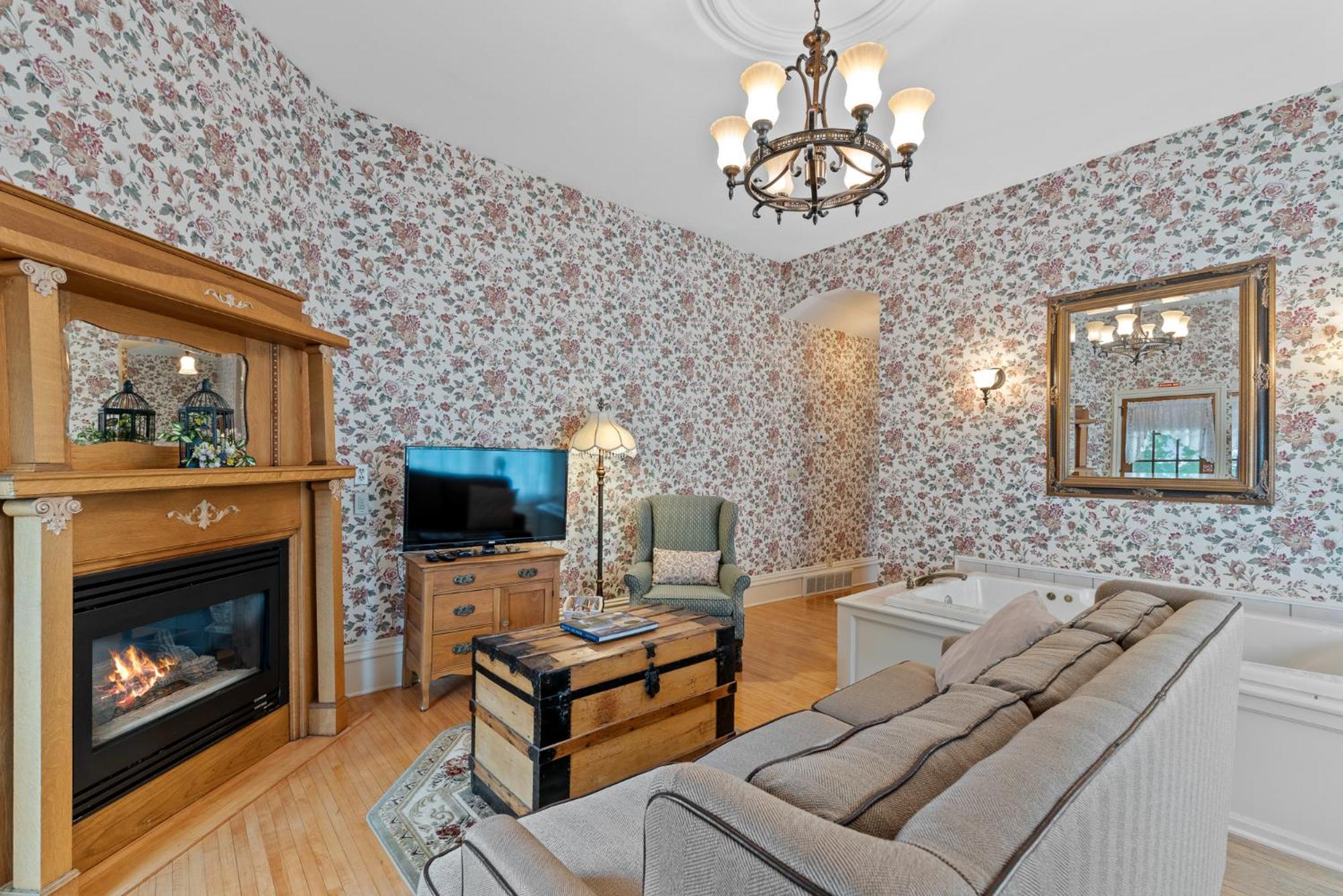 Deluxe King Suite photo 3