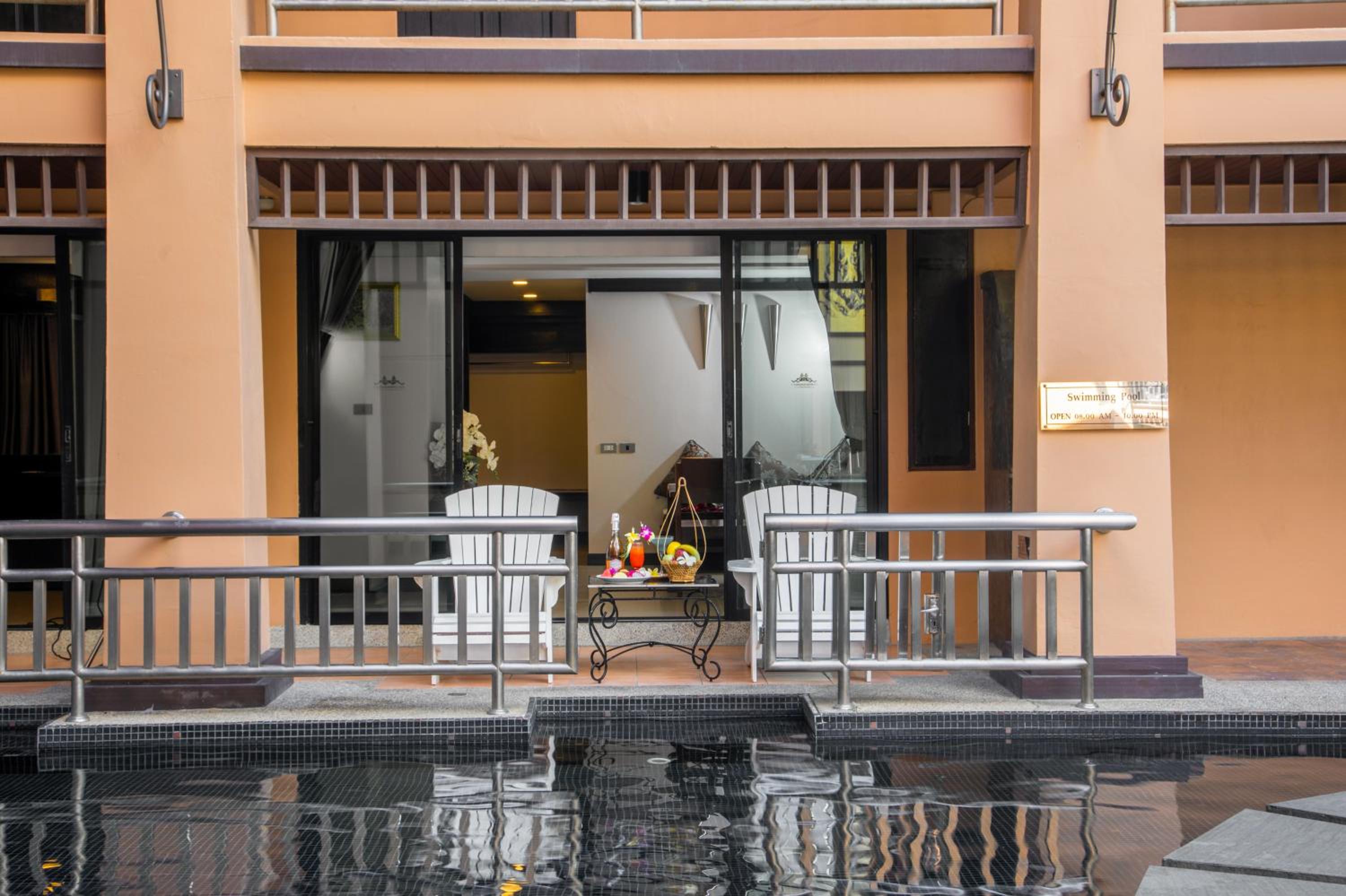 Pool Access Room - Photo 3