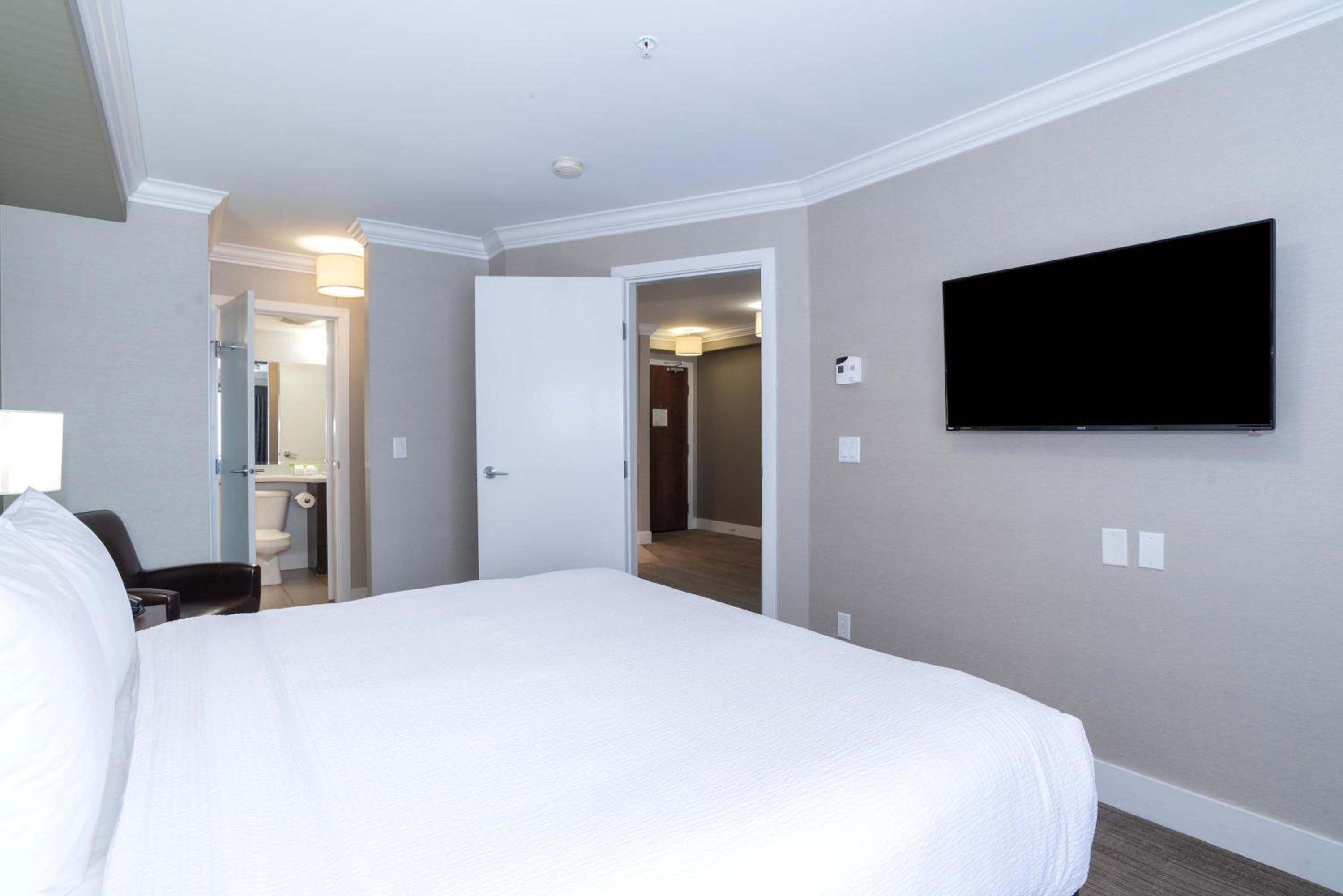Standard Suite, 1 King Bed, Kitchenette - Photo 7