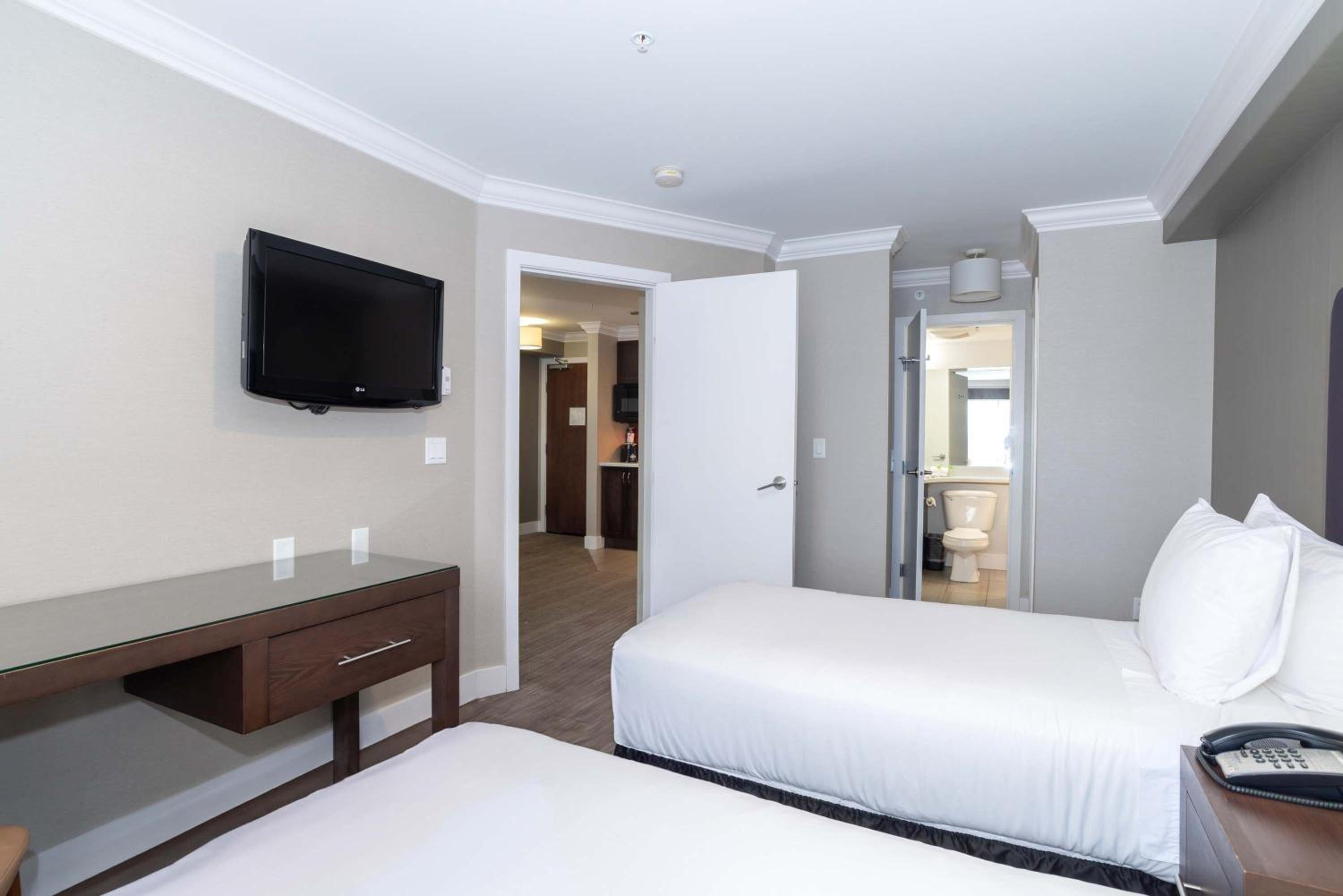 Standard Suite, 1 Split King, Kitchen - Photo 2