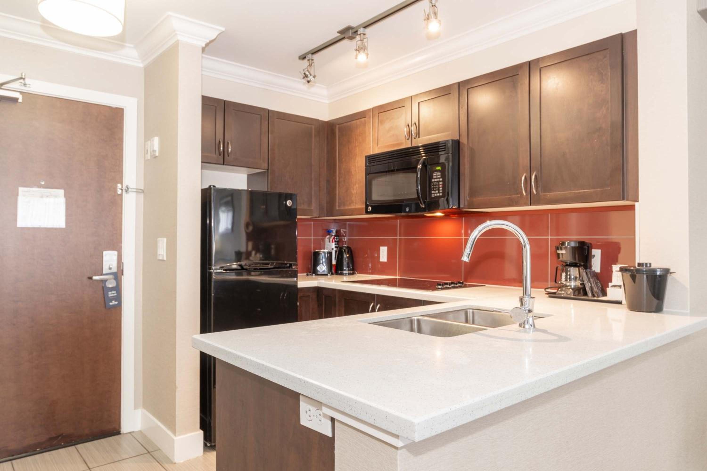 Standard Suite, 1 Split King, Kitchen - Photo 7