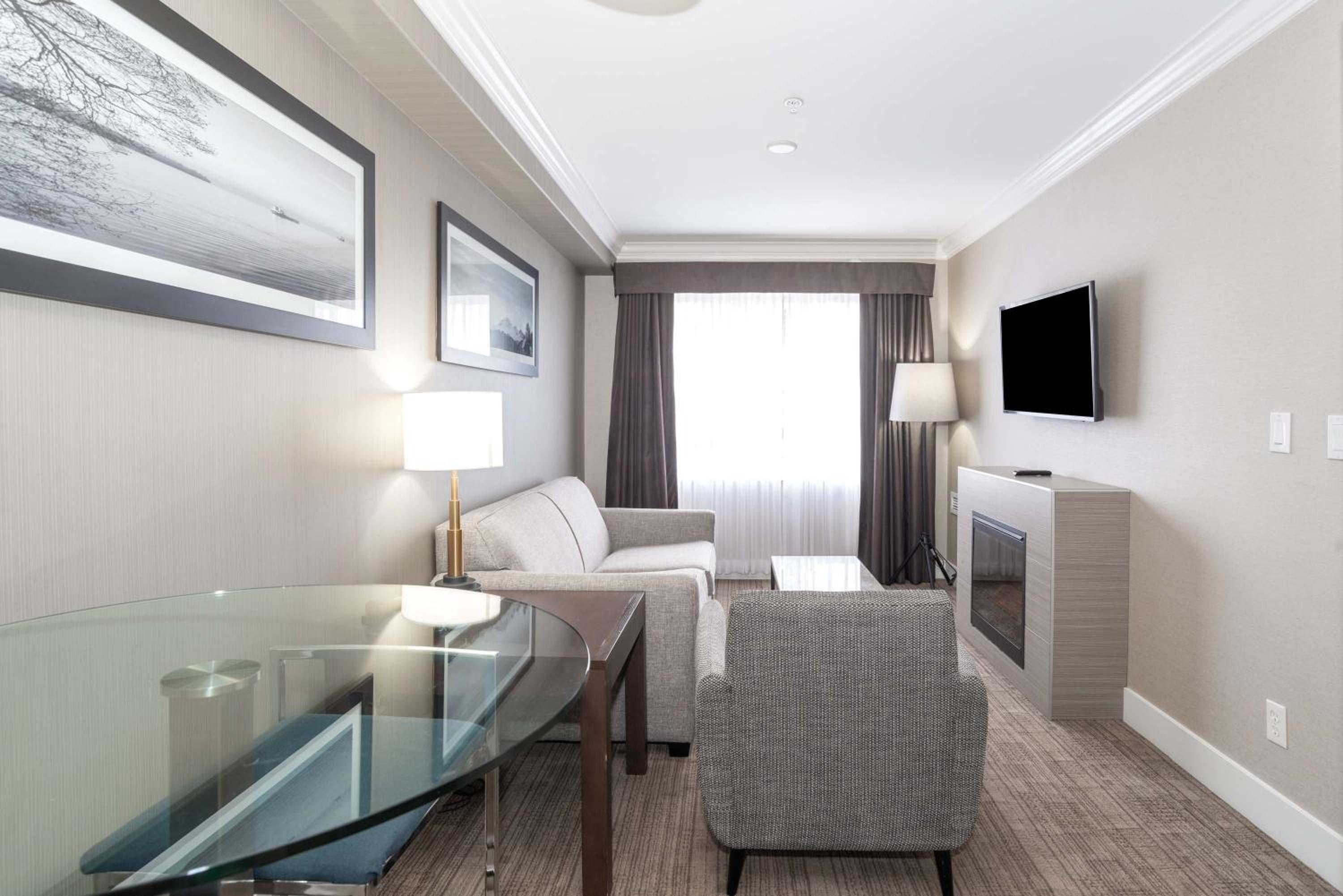 Standard Suite, 1 Split King, Kitchen - Photo 4
