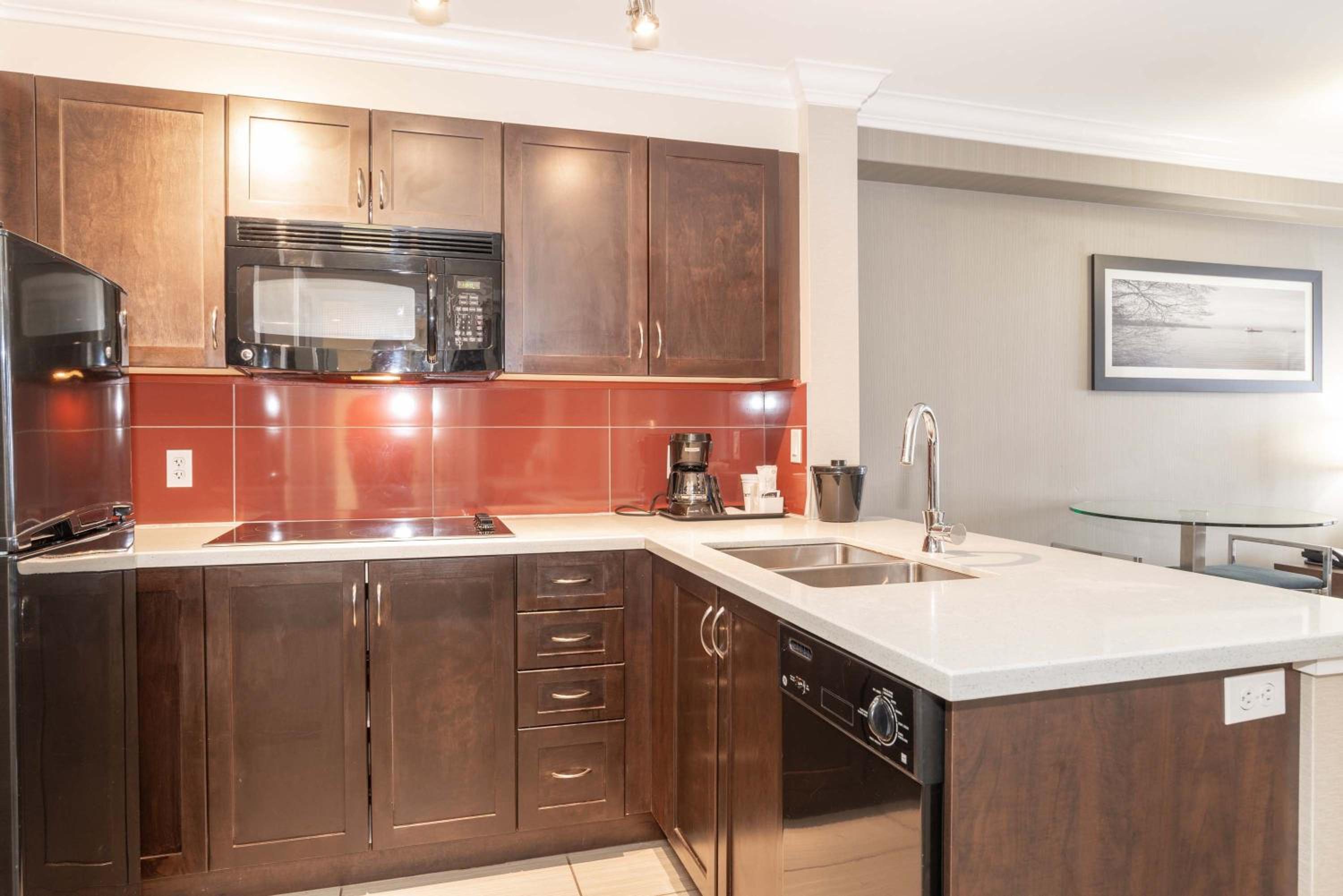Standard Suite, 1 Split King, Kitchen - Photo 6