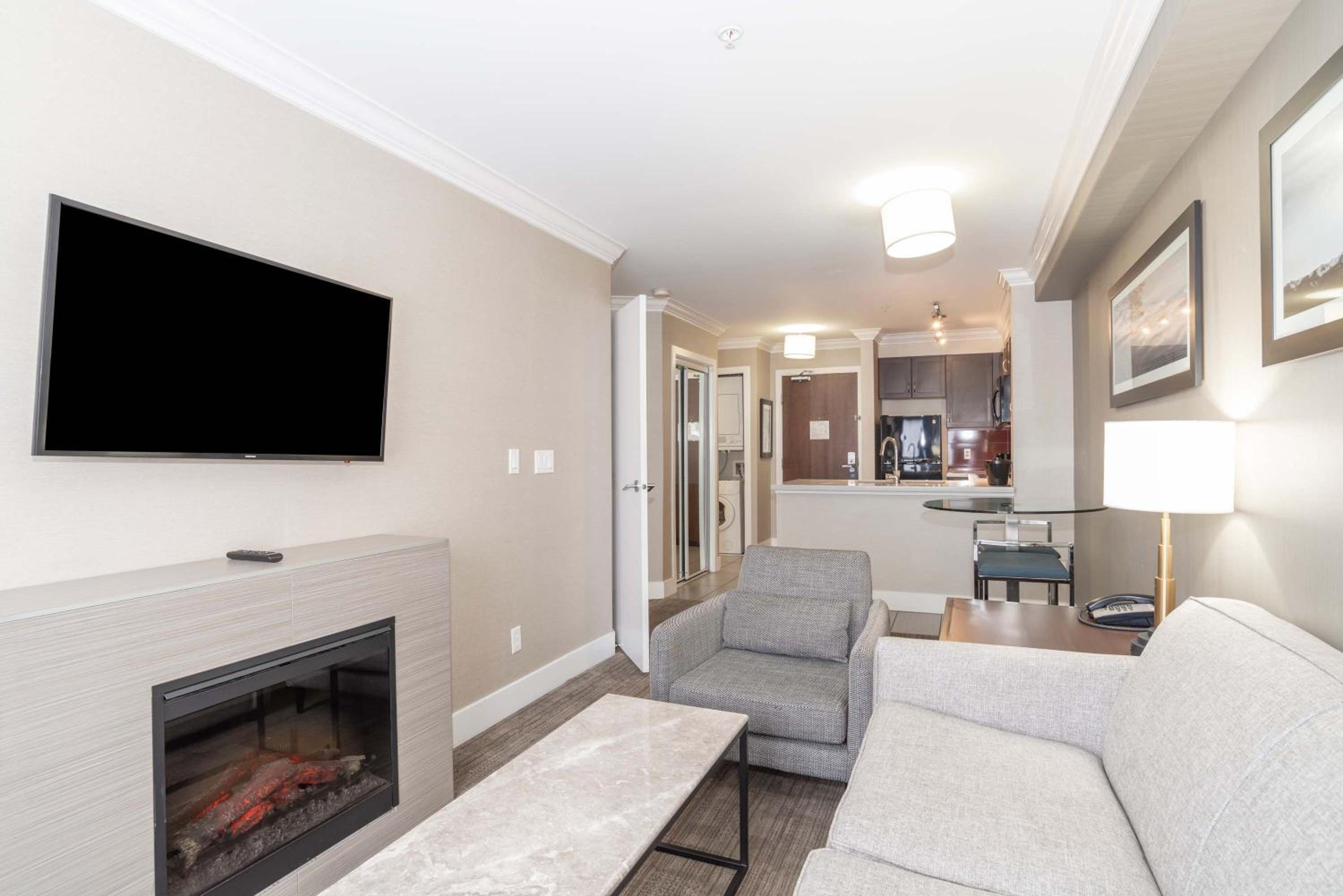 Standard Suite, 1 Split King, Kitchen - Photo 5