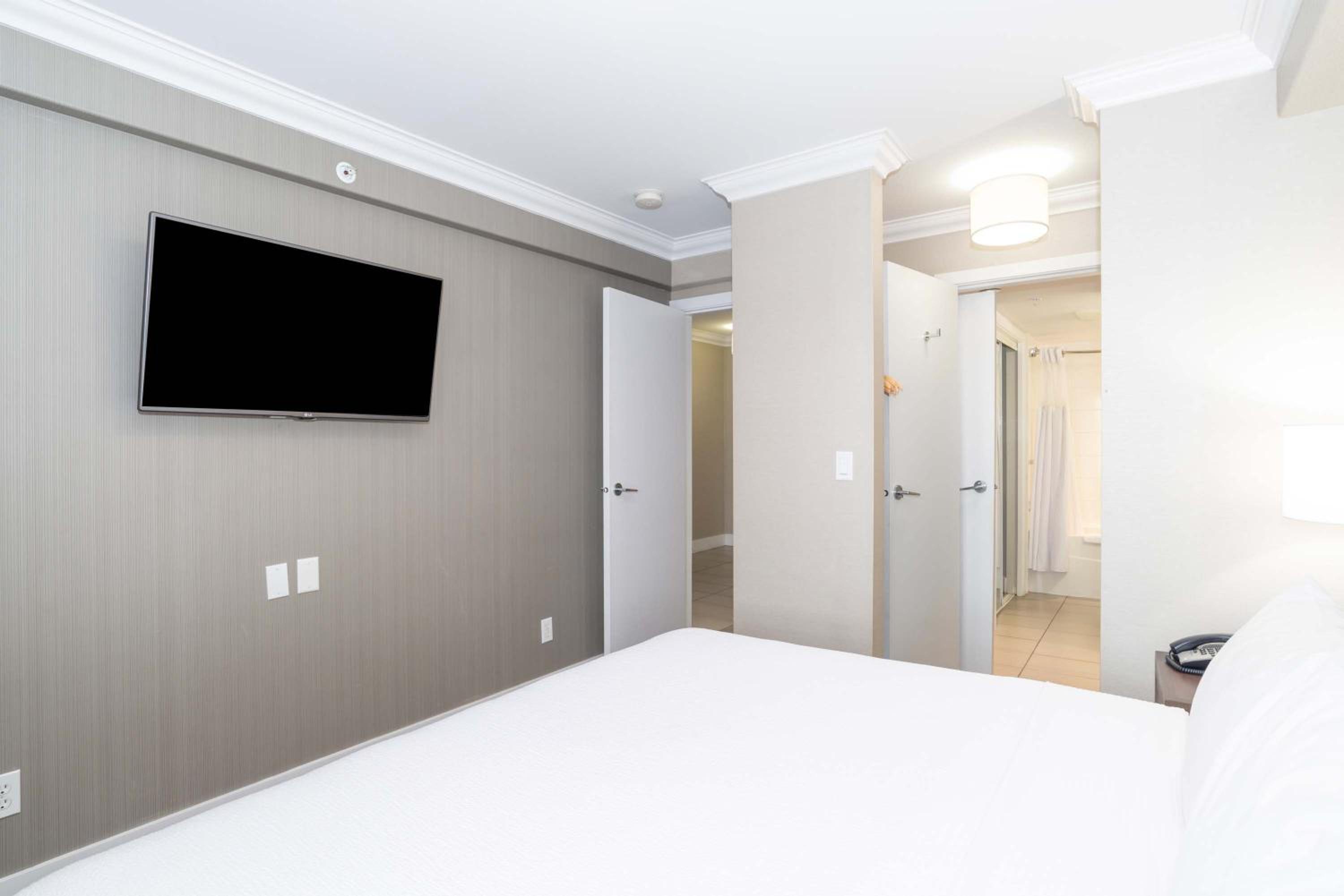 Premium Suite, 1 King, Kitchen, W/D, Balcony - Photo 2