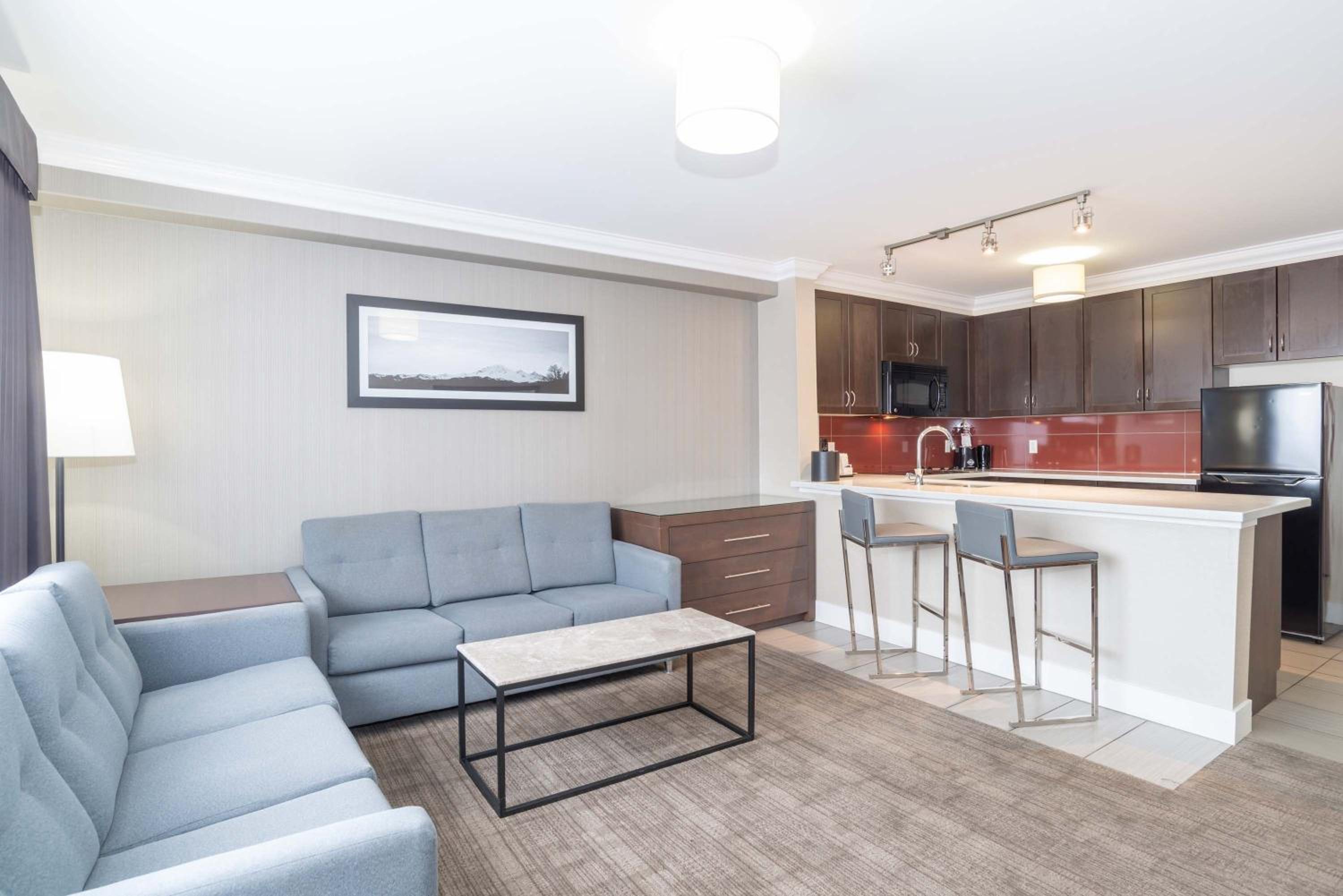 Premium Suite, 1 King, Kitchen, W/D, Balcony - Photo 4