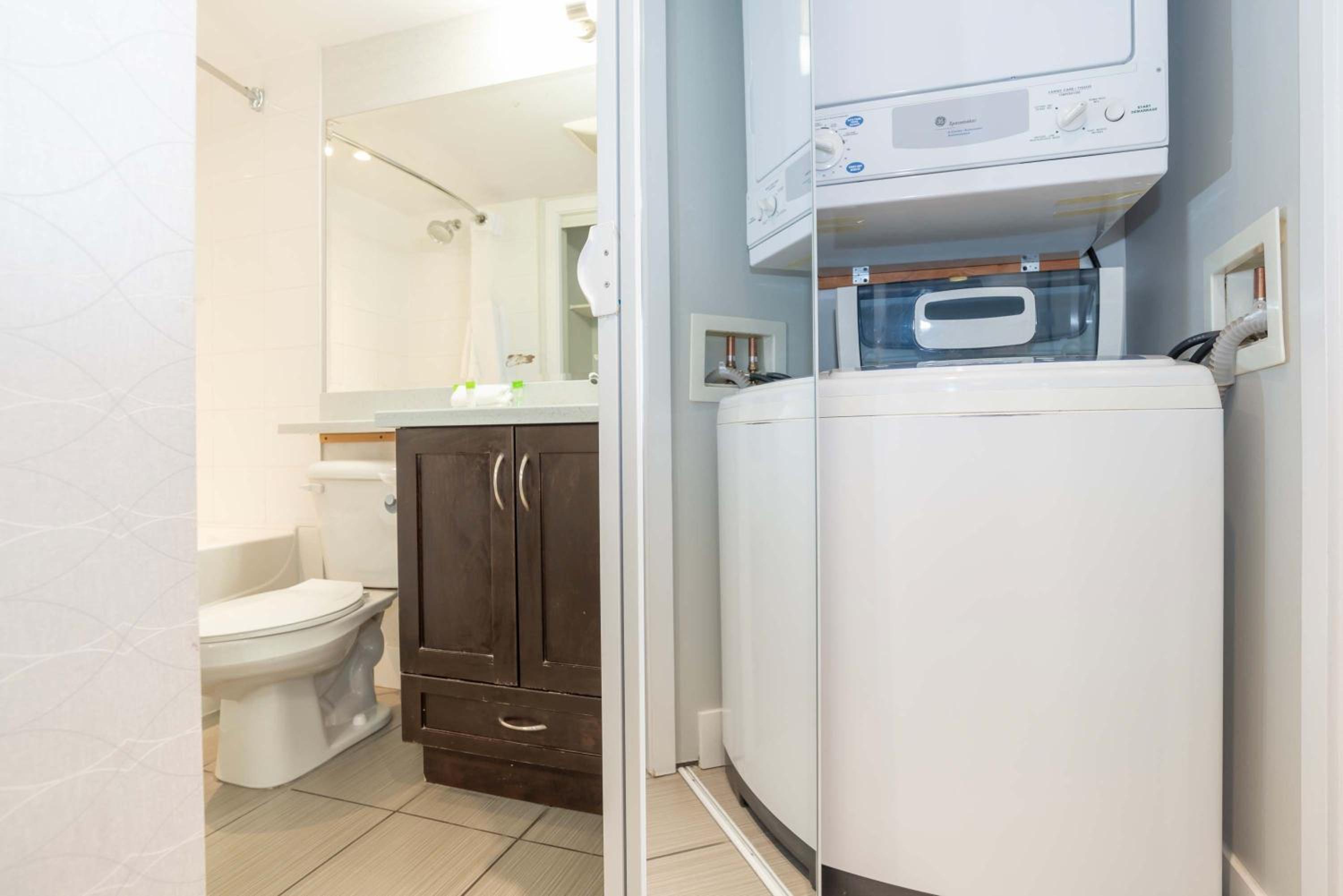Premium Suite, 1 King, Kitchen, W/D, Balcony - Photo 6