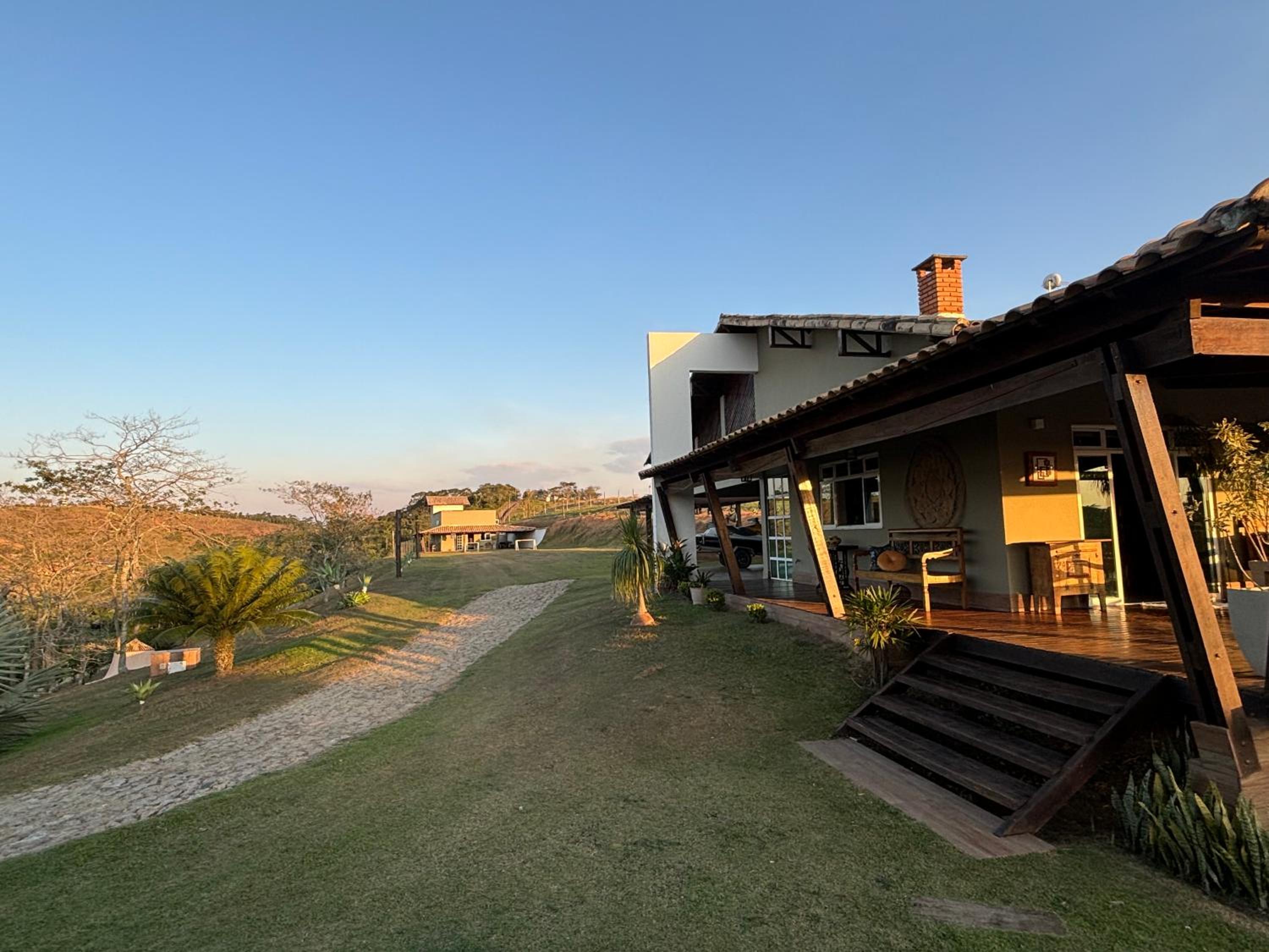 Six-Bedroom House photo 3
