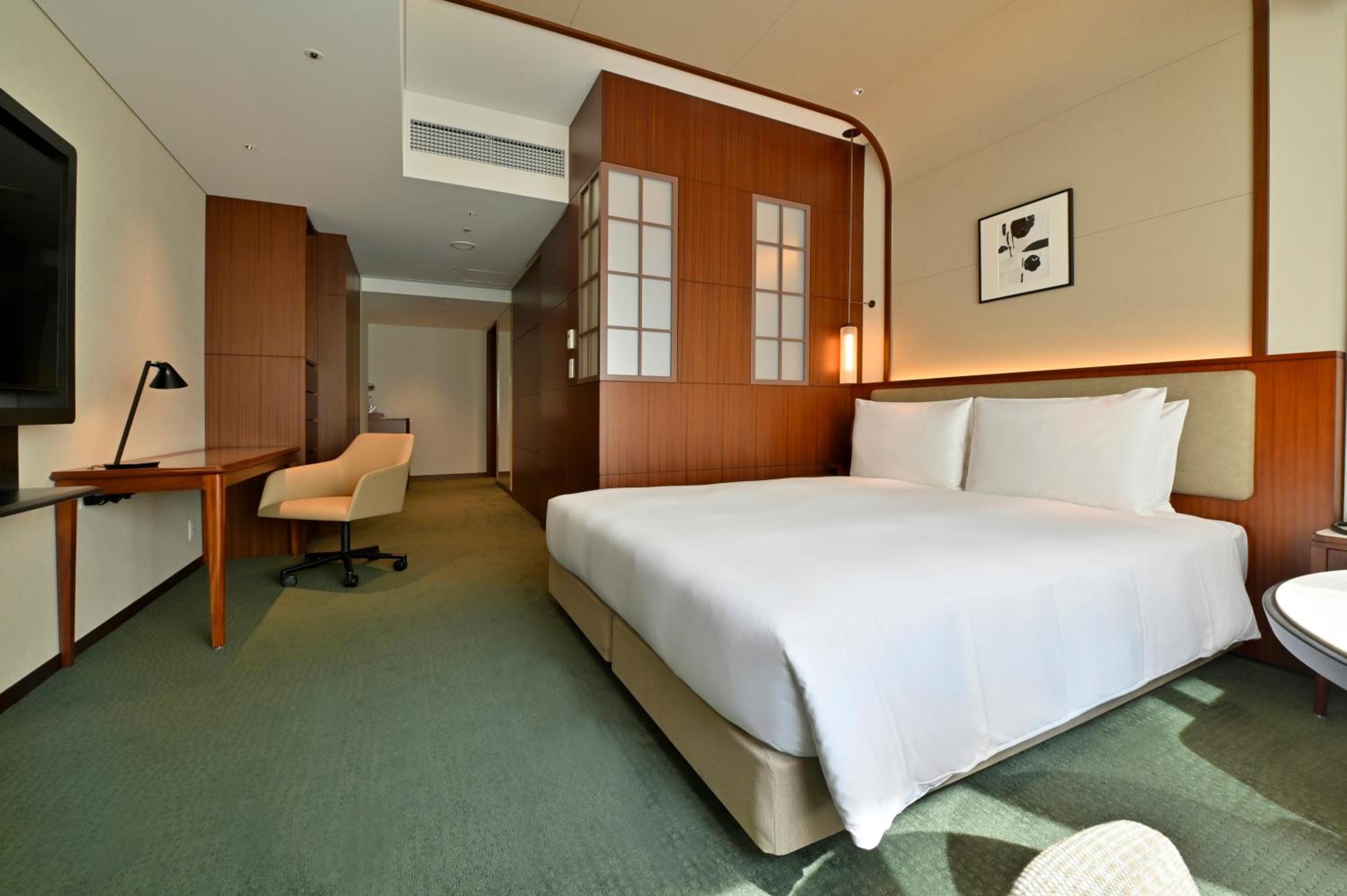 Deluxe King Room - Non-Smoking - Photo 2