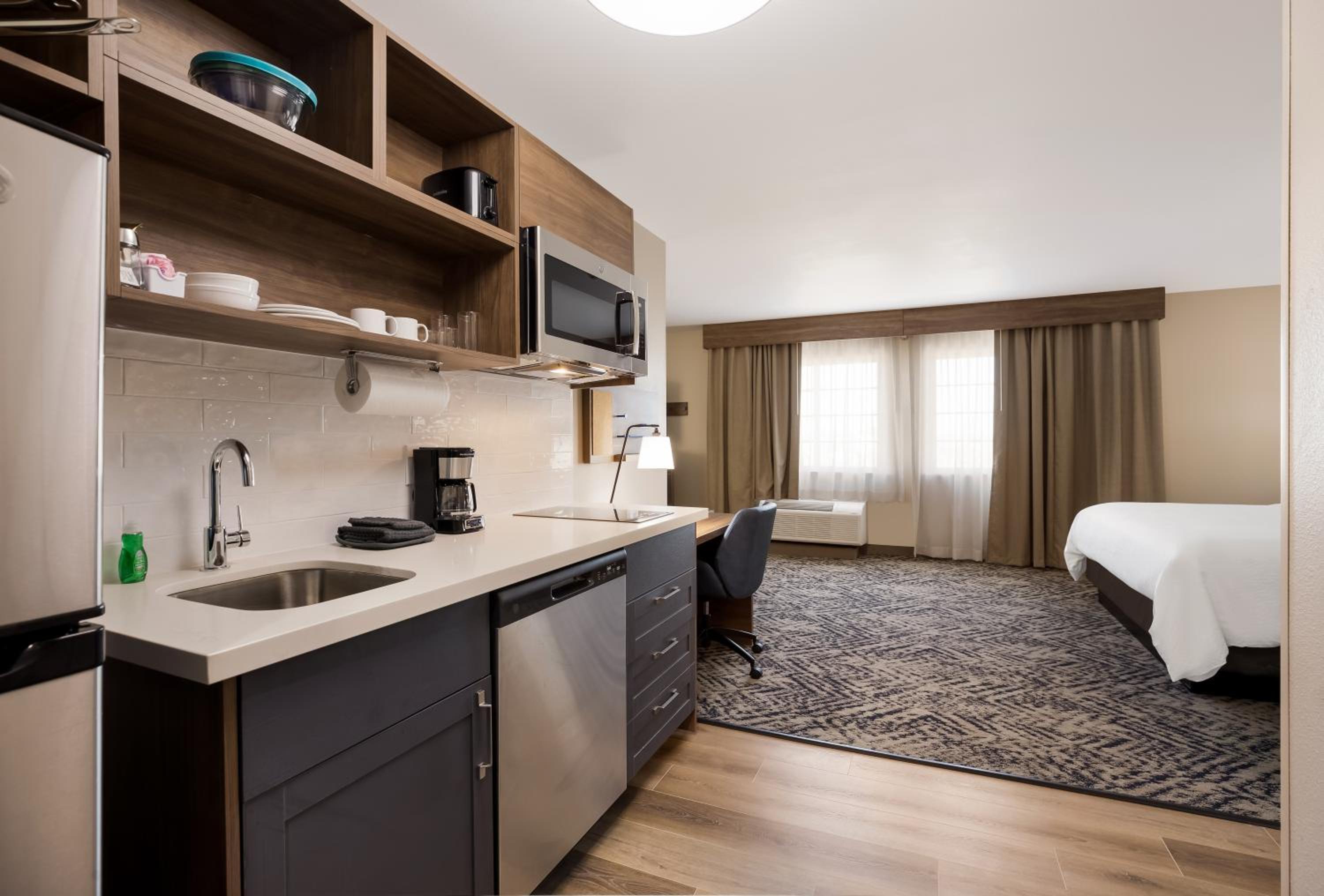 One-Bedroom Suite with Dining Area - Photo 3