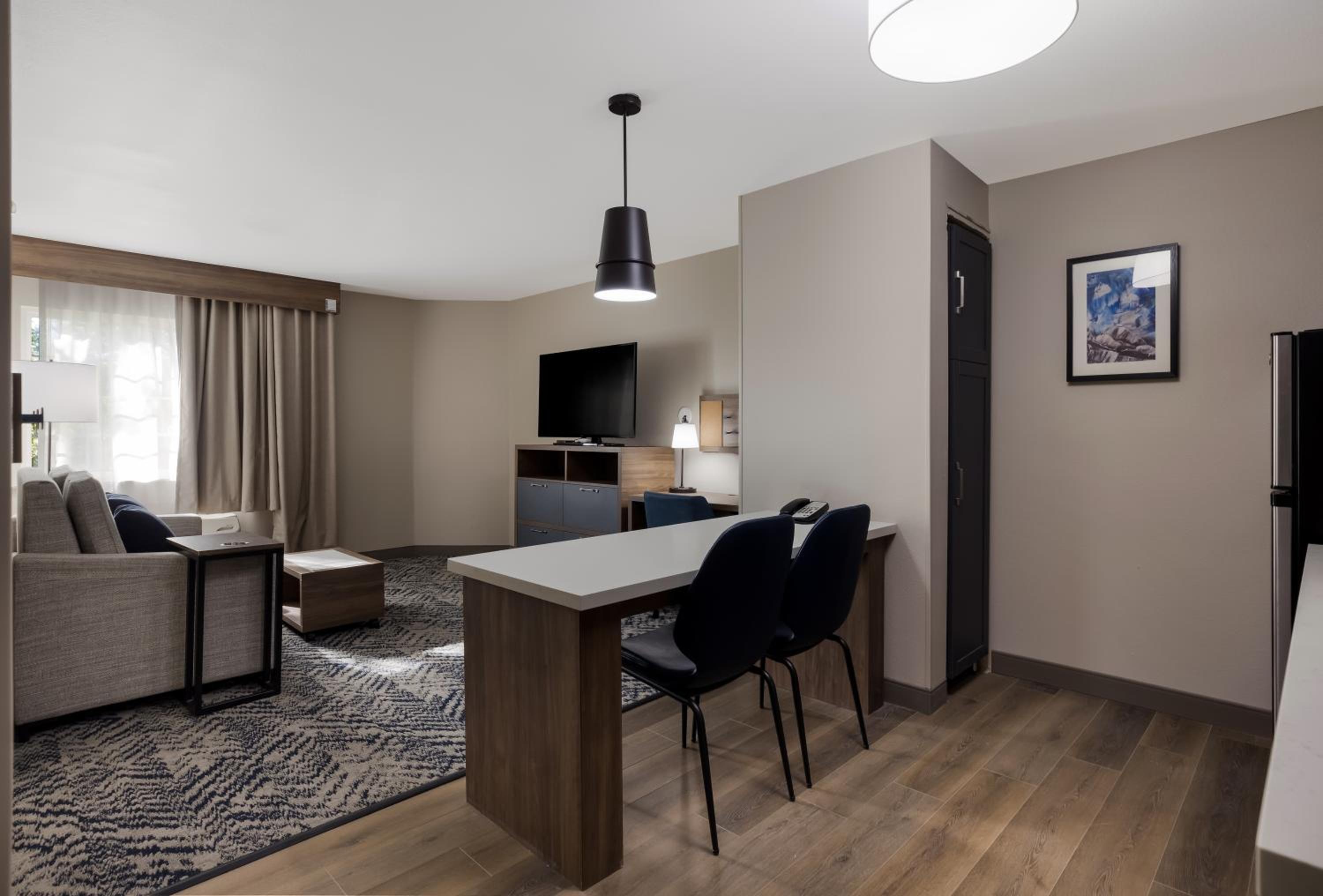 One-Bedroom Suite with Tub - Mobility Access - Photo 3