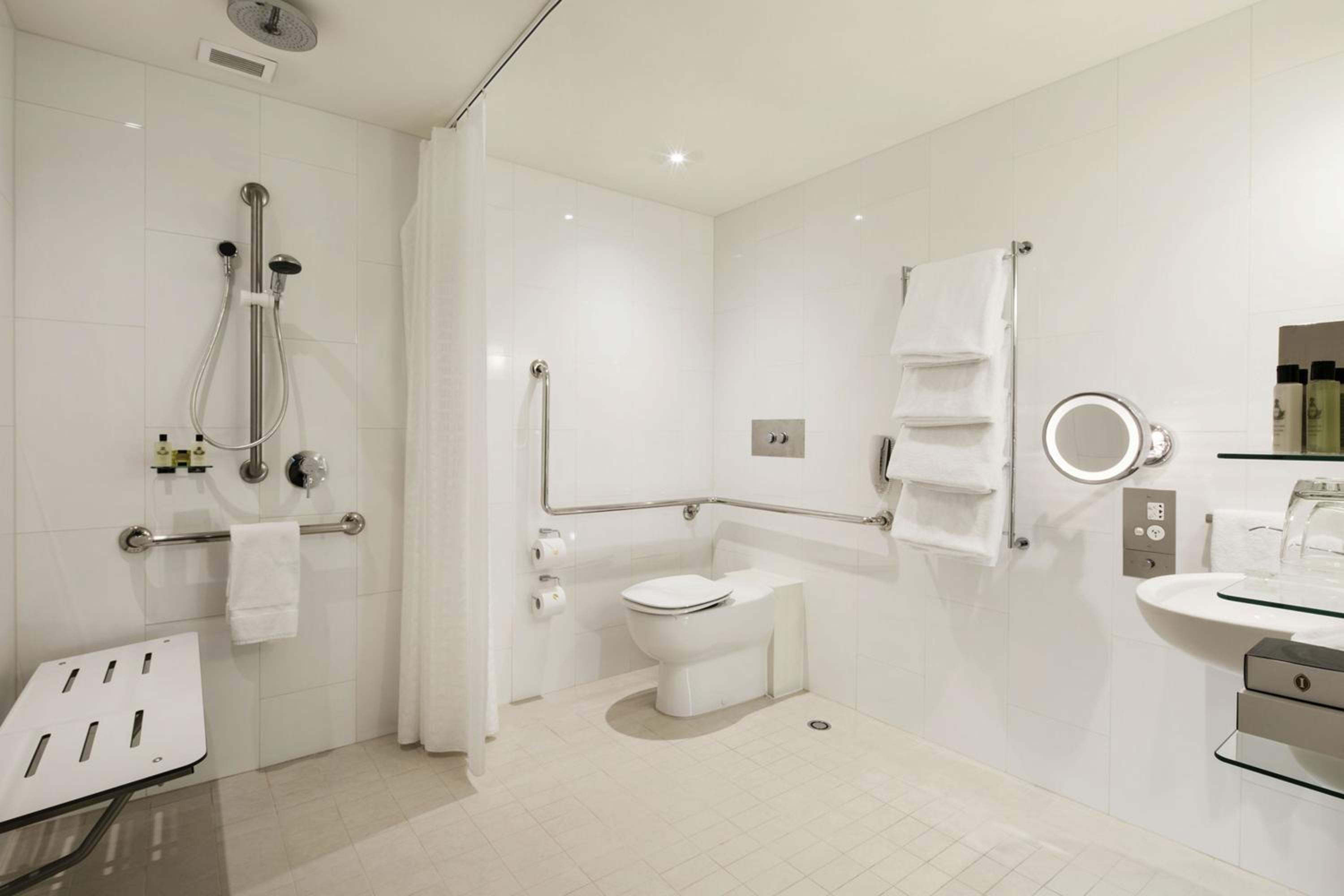 Classic King Room - Accessible - Photo 5