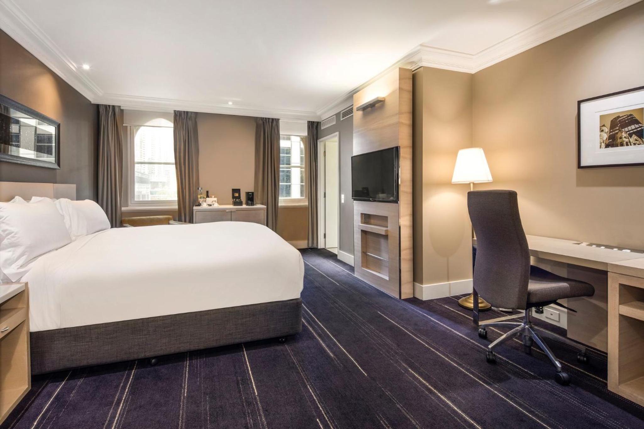 Classic King Room - Accessible - Photo 6