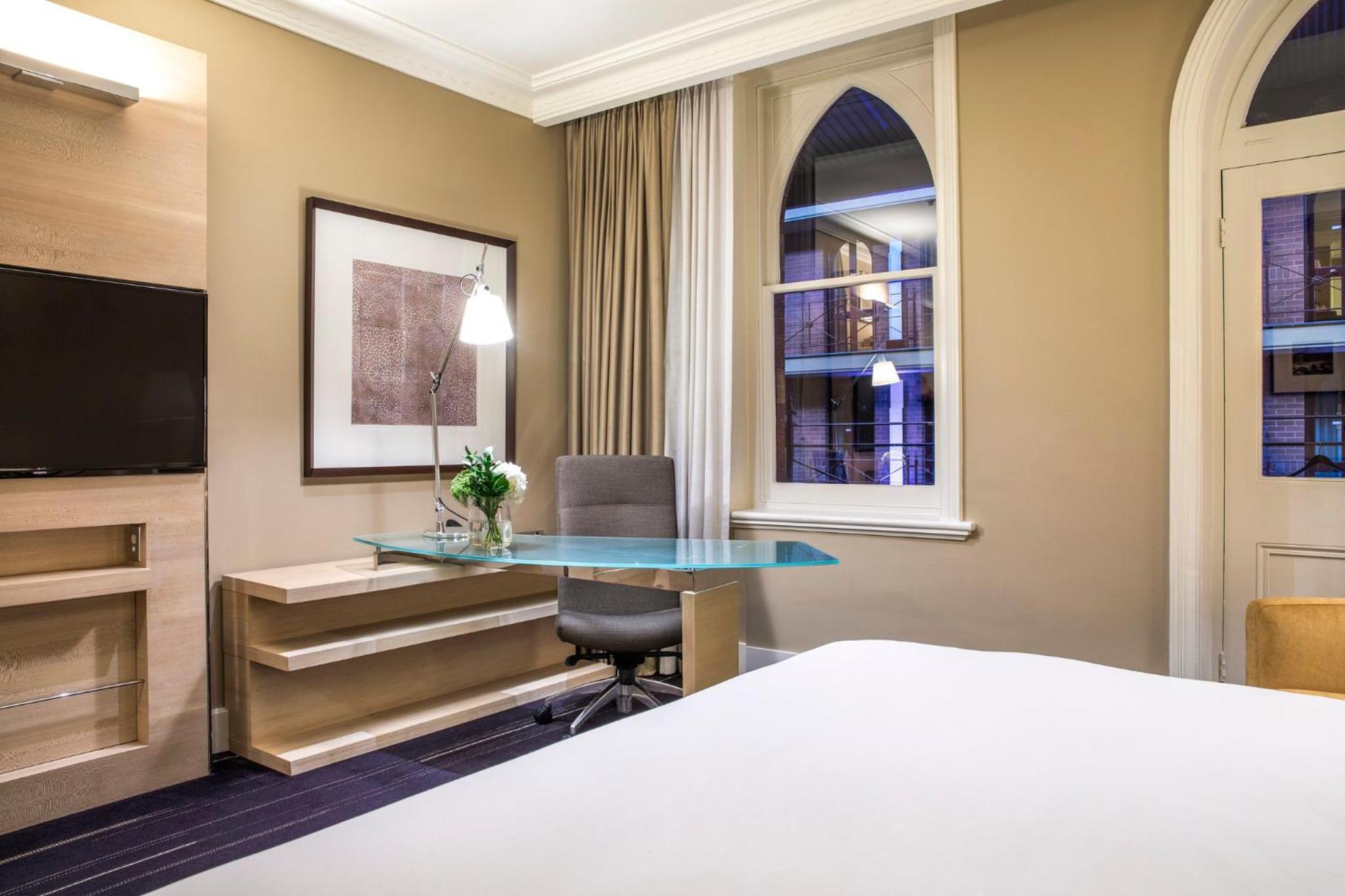 Classic King Room with City View - Photo 3