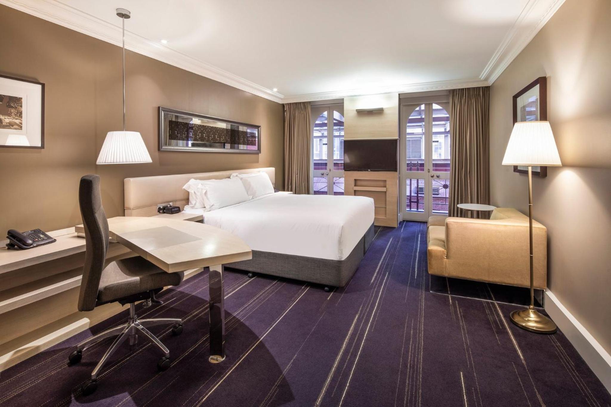 Classic King Room with City View - Photo 2