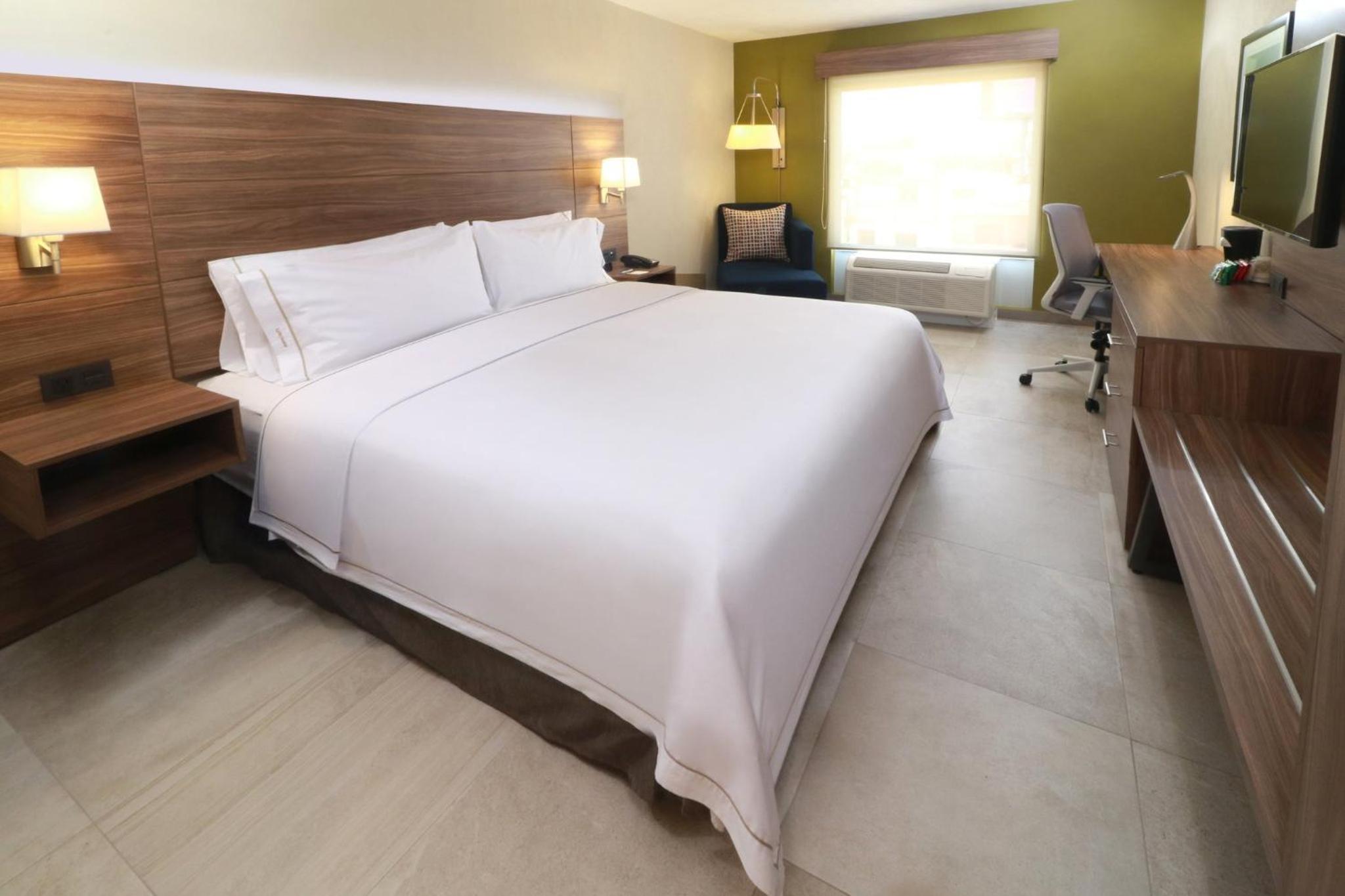 Standard King Room thumbnail 6