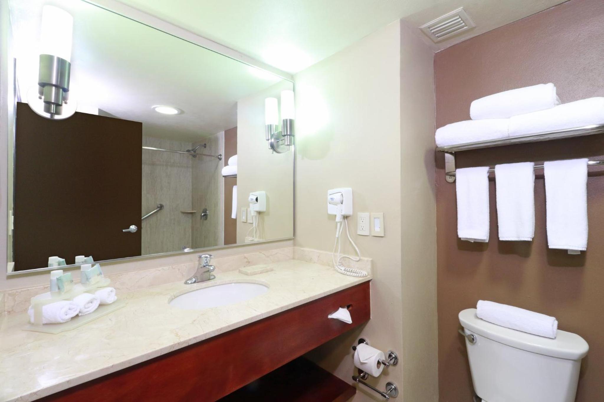 Deluxe Queen Room with Two Queen Beds - Non-Smoking thumbnail 6