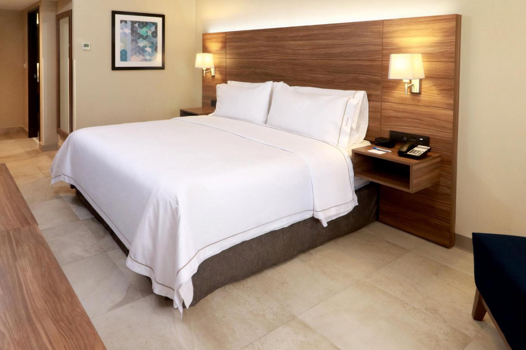 Standard King Room - Accessible thumbnail 5