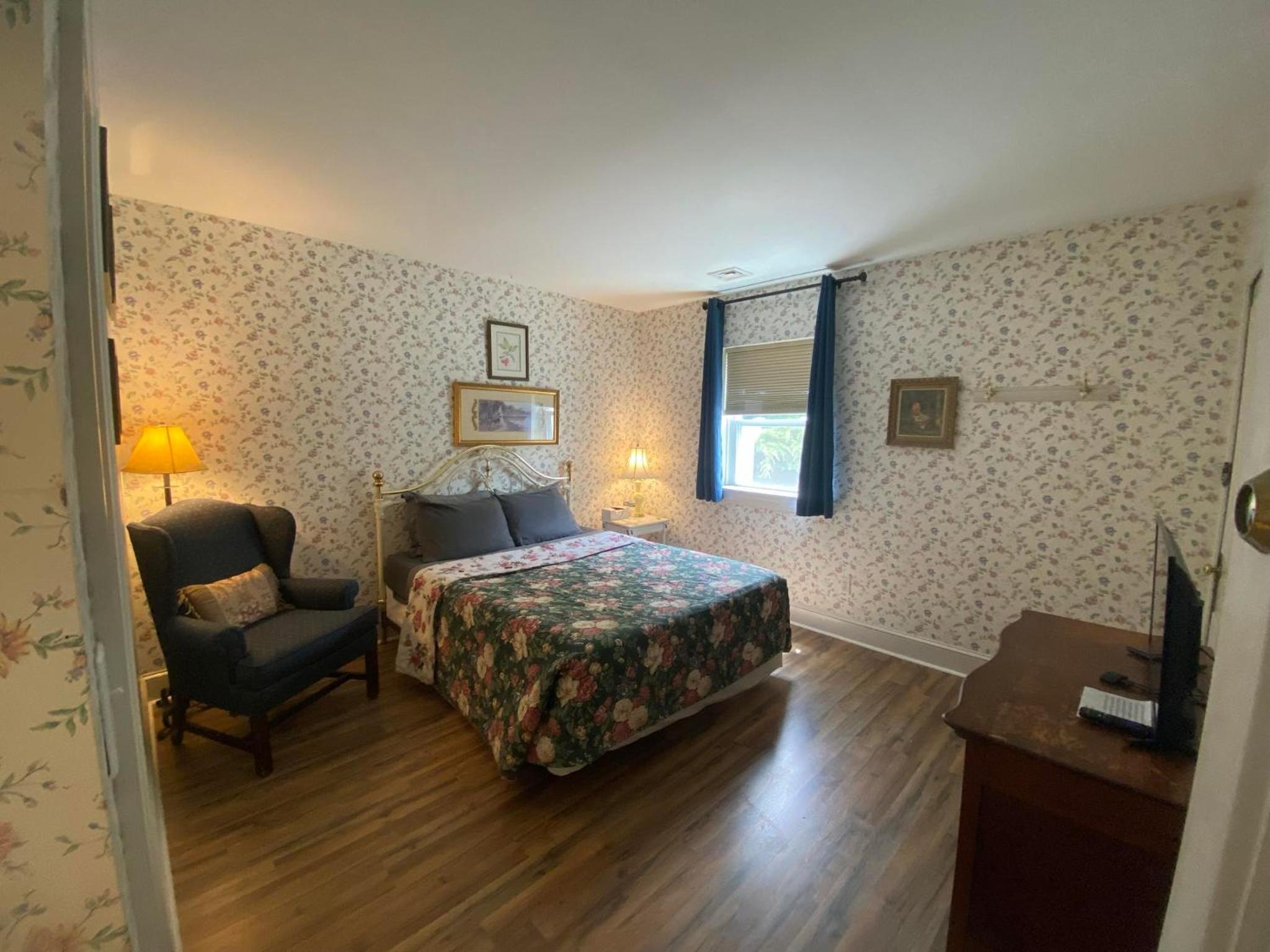 Standard Queen Room