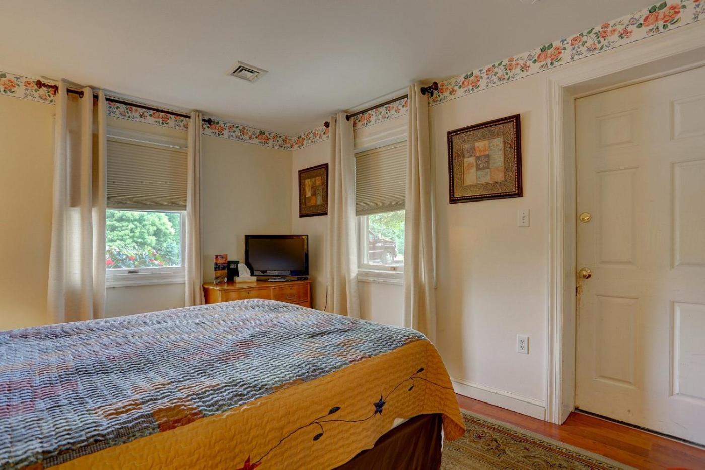 Queen Room with Garden View