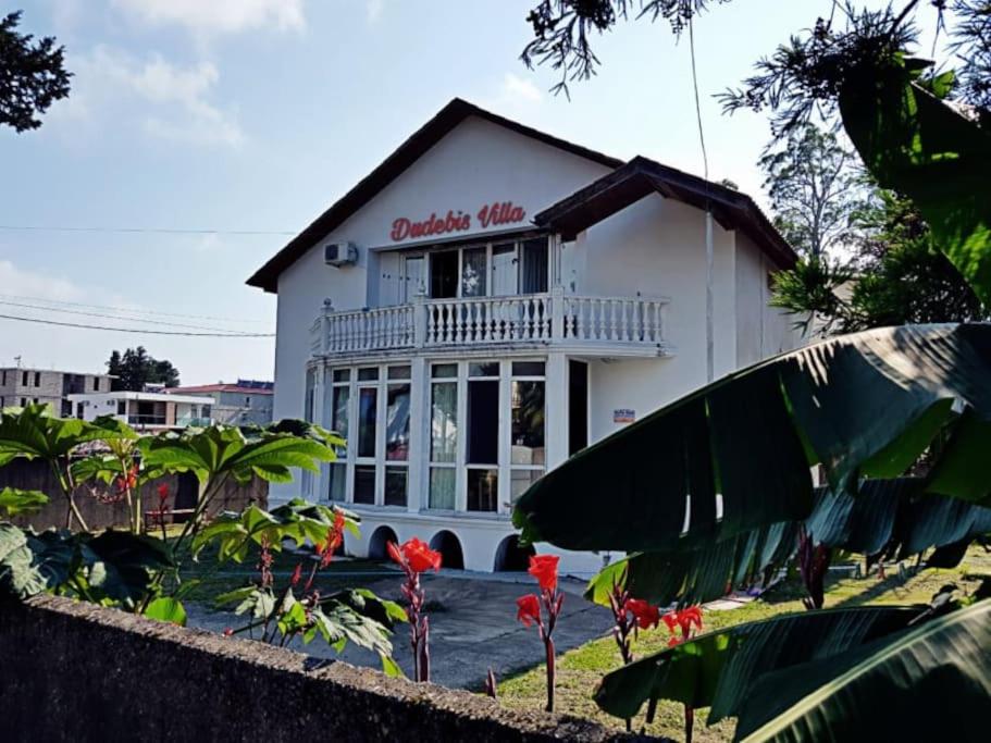 Five-Bedroom House photo 1