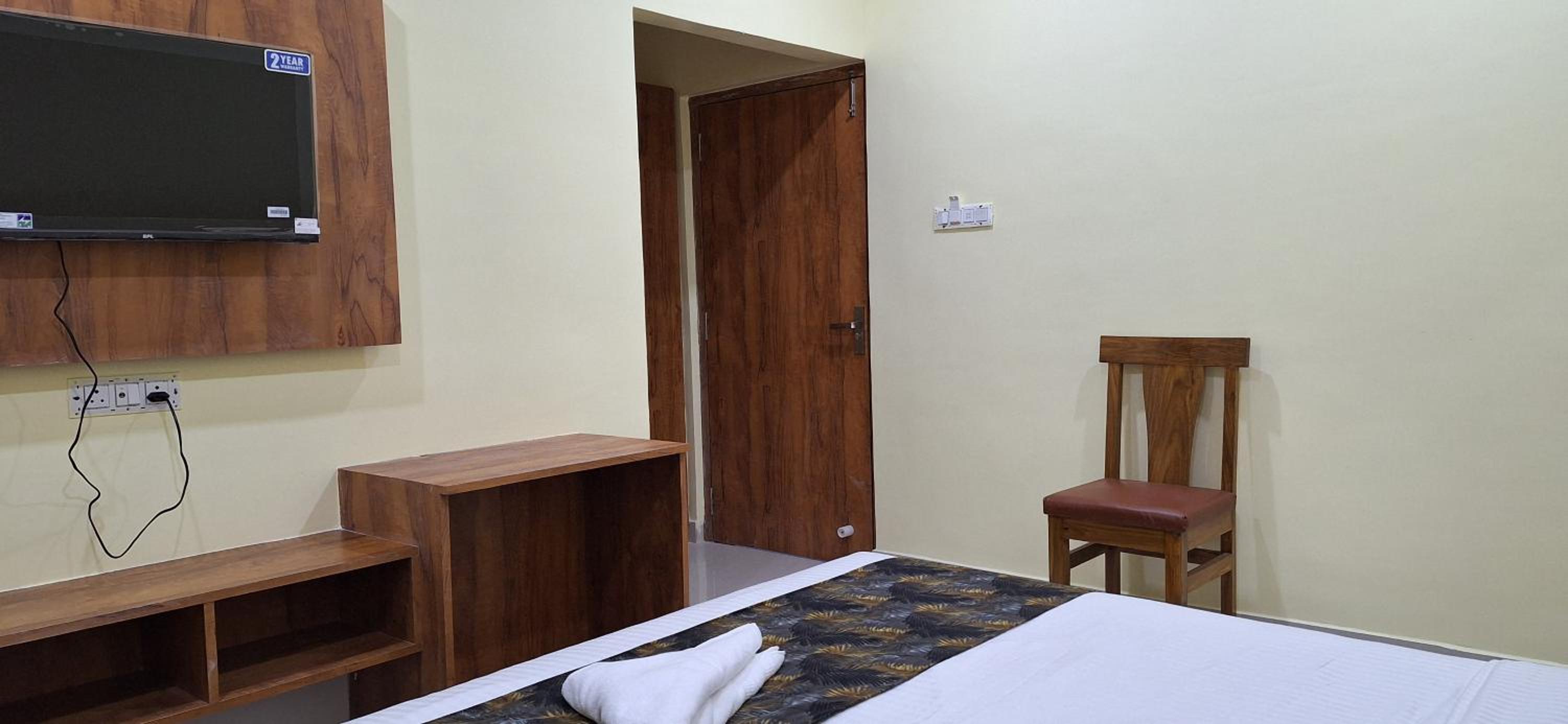 Deluxe Double Room (2 Adults + 1 Child)