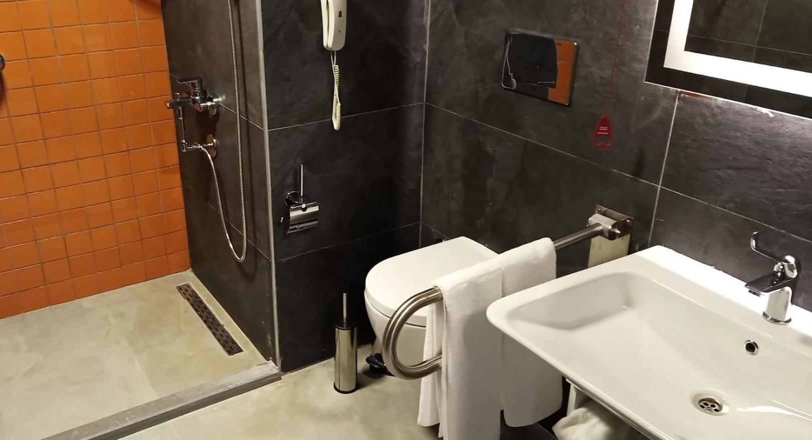 Queen Room with Roll-In Shower - Mobility/Hearing Accessible - Non-Smoking photo 2