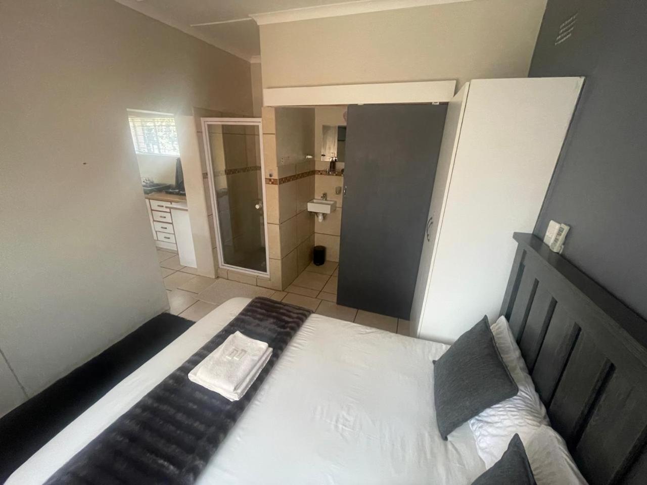 One-Bedroom Apartment - Photo 5