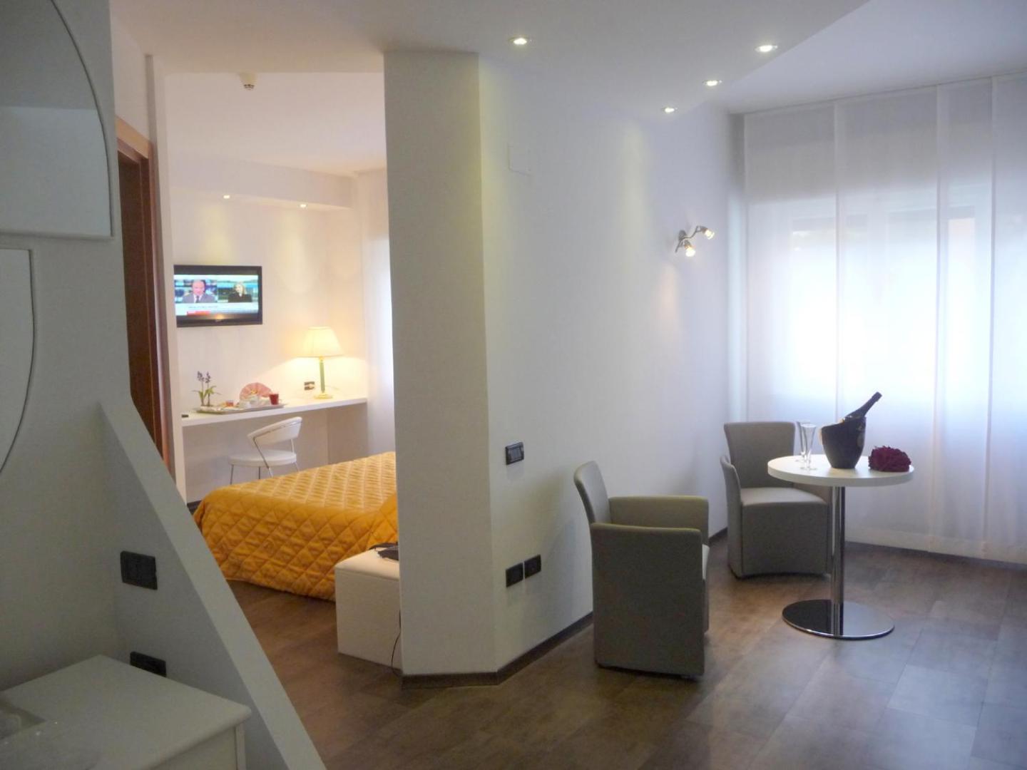 Suite - Photo 7
