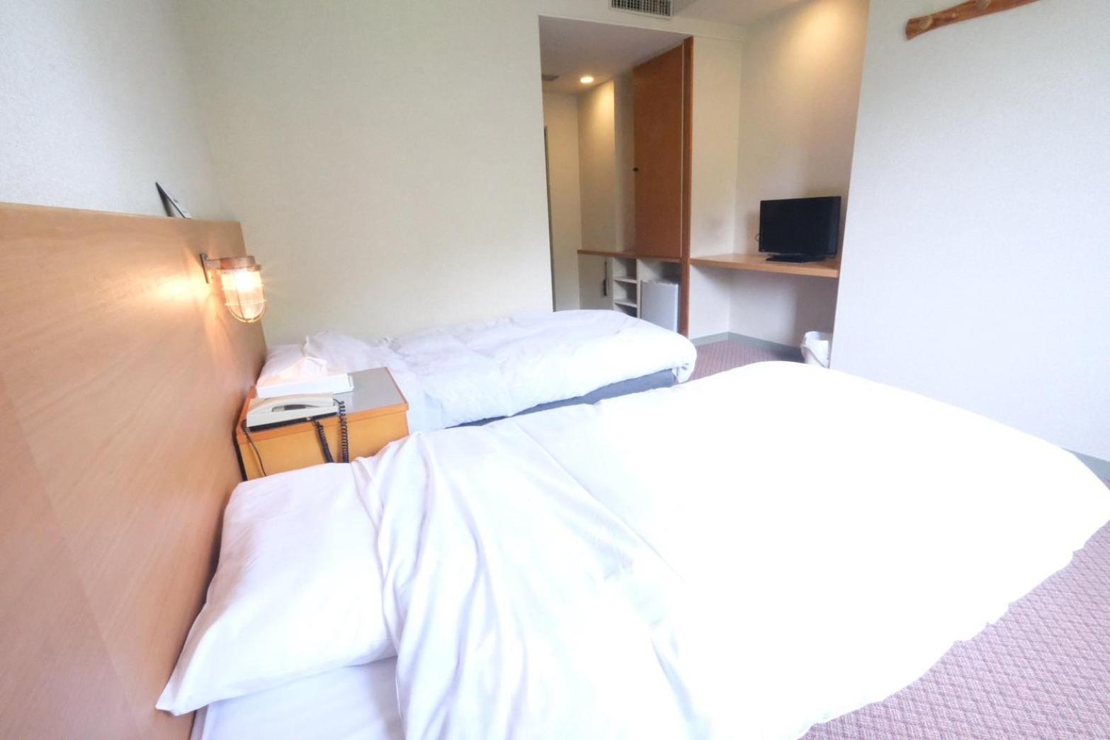 Twin Room with Bathroom photo 3