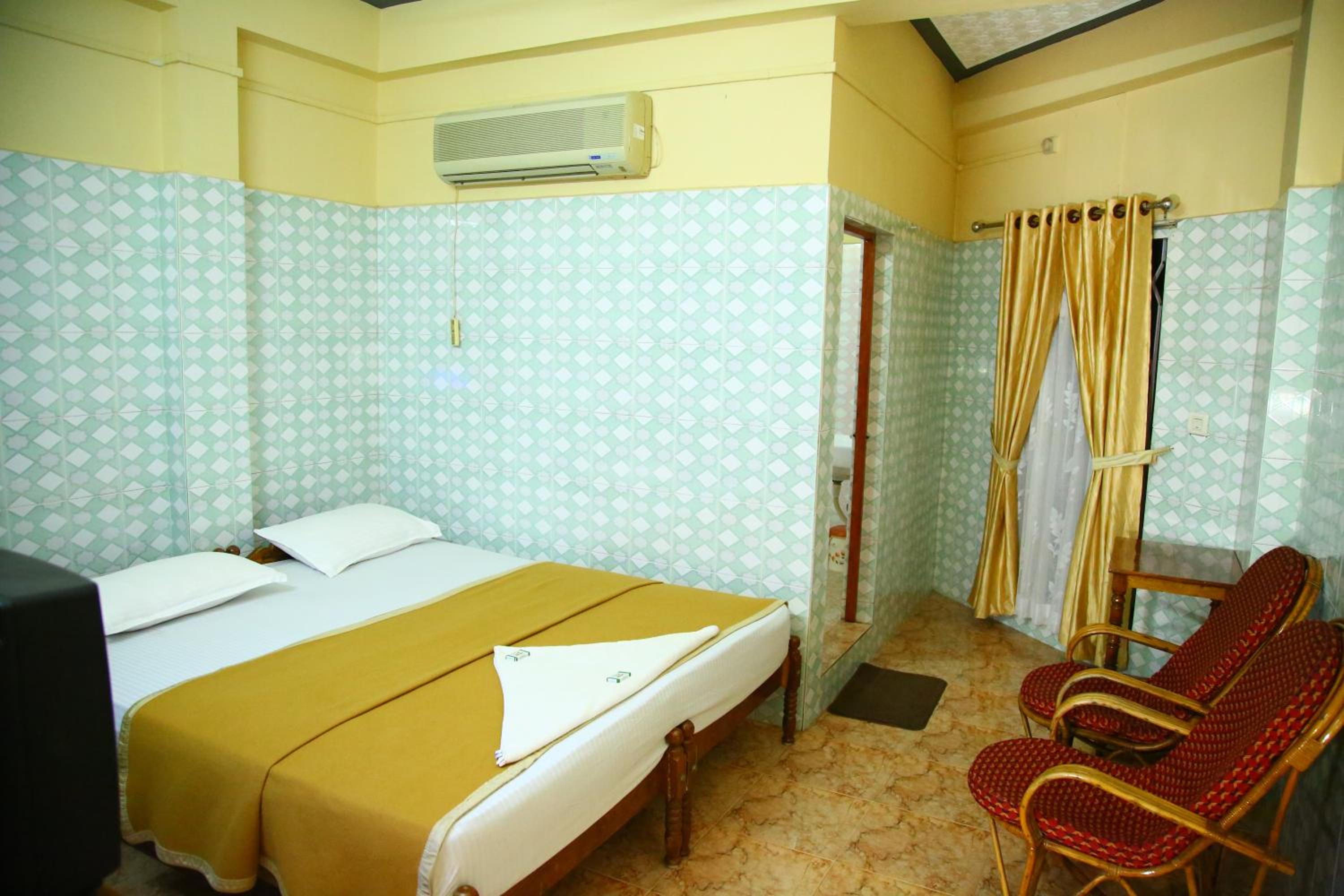 Standard Double or Twin Room with Fan - Photo 10