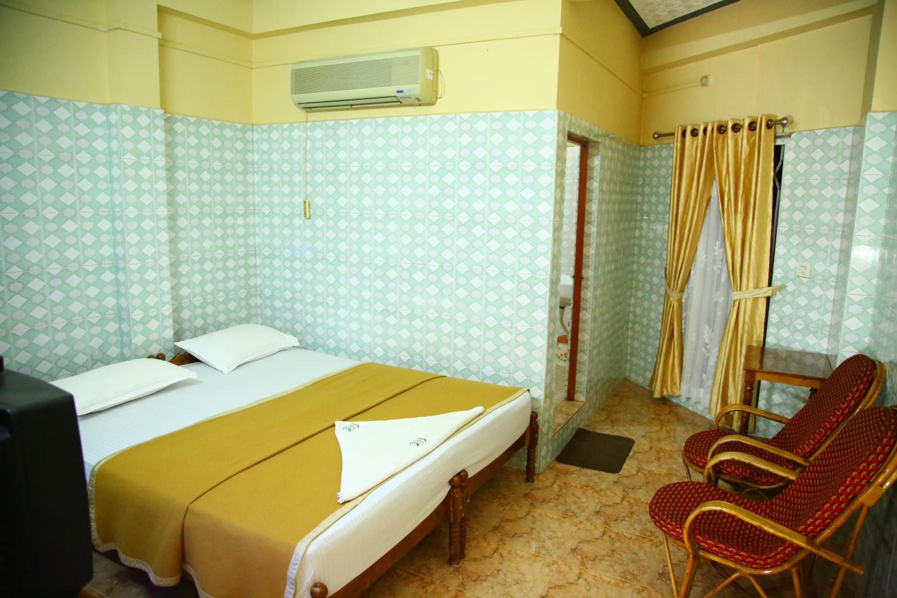 Standard Double or Twin Room with Fan - Photo 12