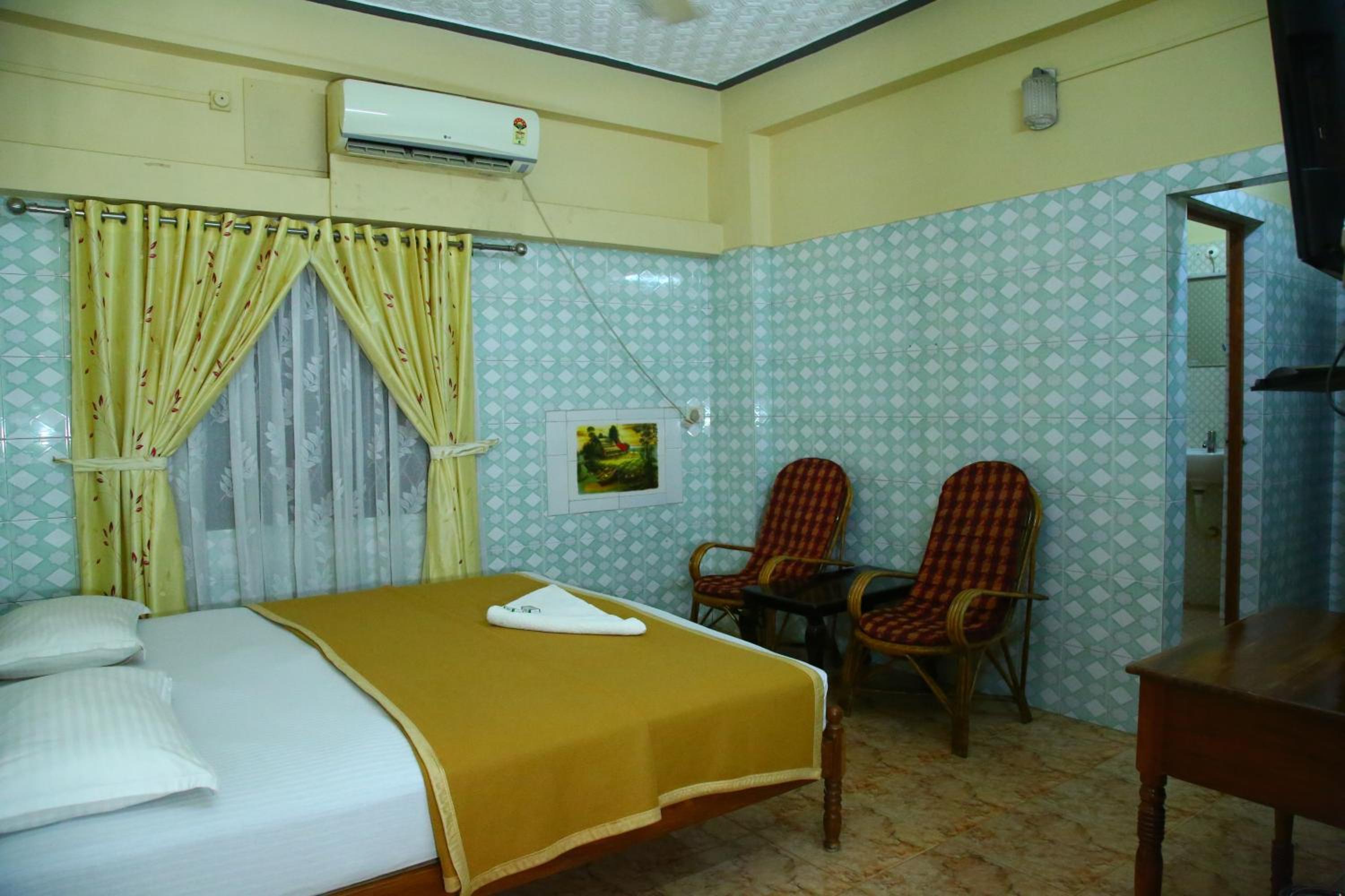 Standard Double or Twin Room with Fan - Photo 4