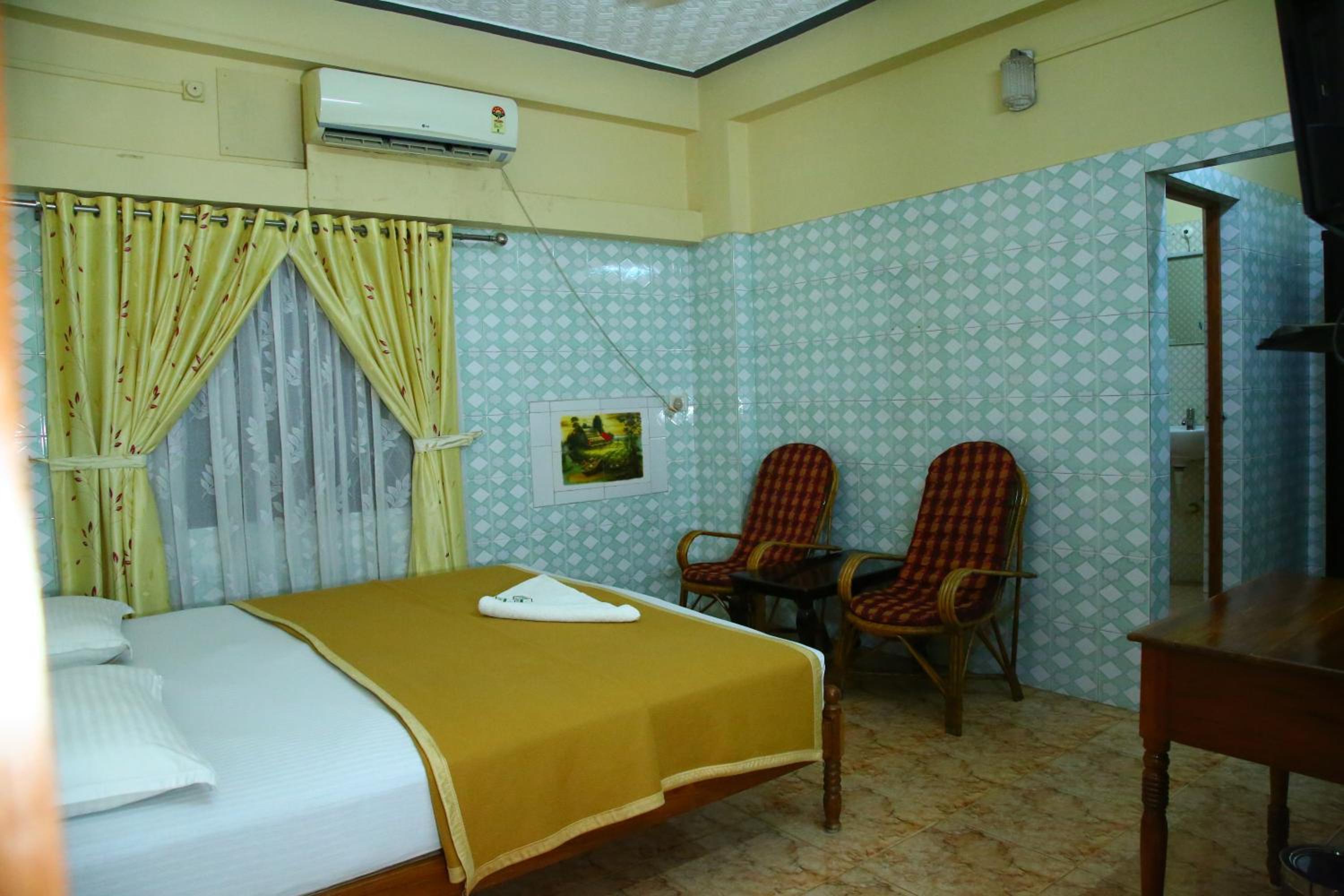 Standard Double or Twin Room with Fan - Photo 3